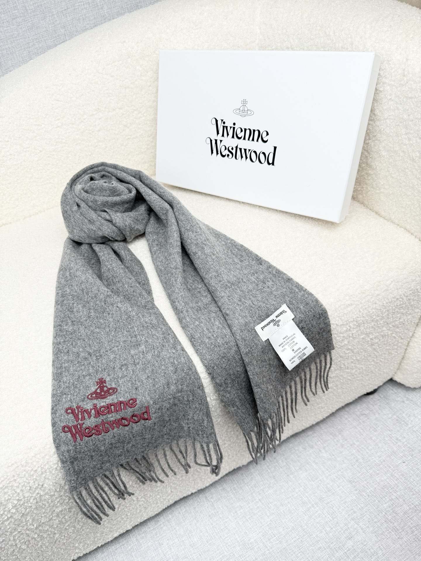 ￥。西太后。【素色刺绣羊绒围巾】4个色！感觉有了它真心不会再爱了.QC手里扣下的.真正专柜正品.全部今年