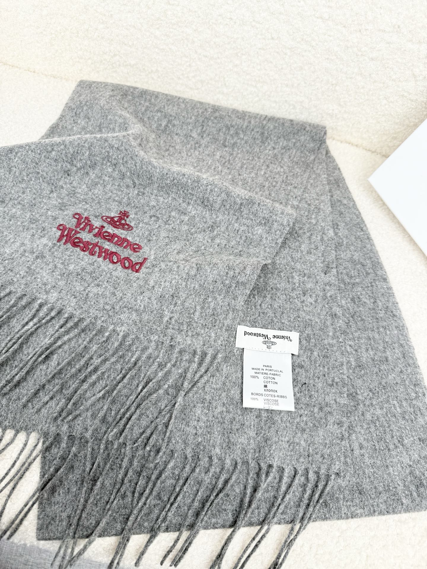 ￥。西太后。【素色刺绣羊绒围巾】4个色！感觉有了它真心不会再爱了.QC手里扣下的.真正专柜正品.全部今年