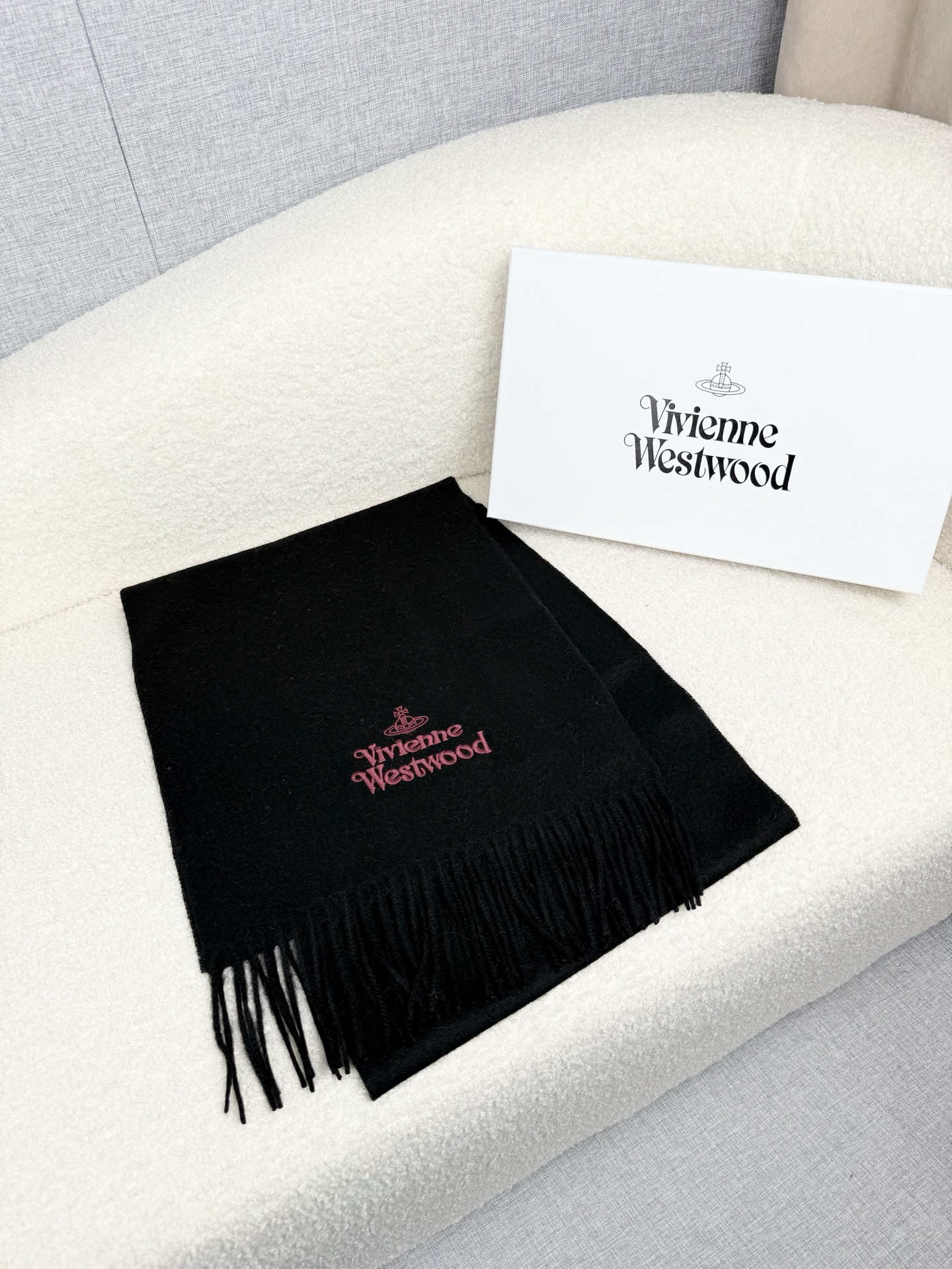 ￥。西太后。【素色刺绣羊绒围巾】4个色！感觉有了它真心不会再爱了.QC手里扣下的.真正专柜正品.全部今年