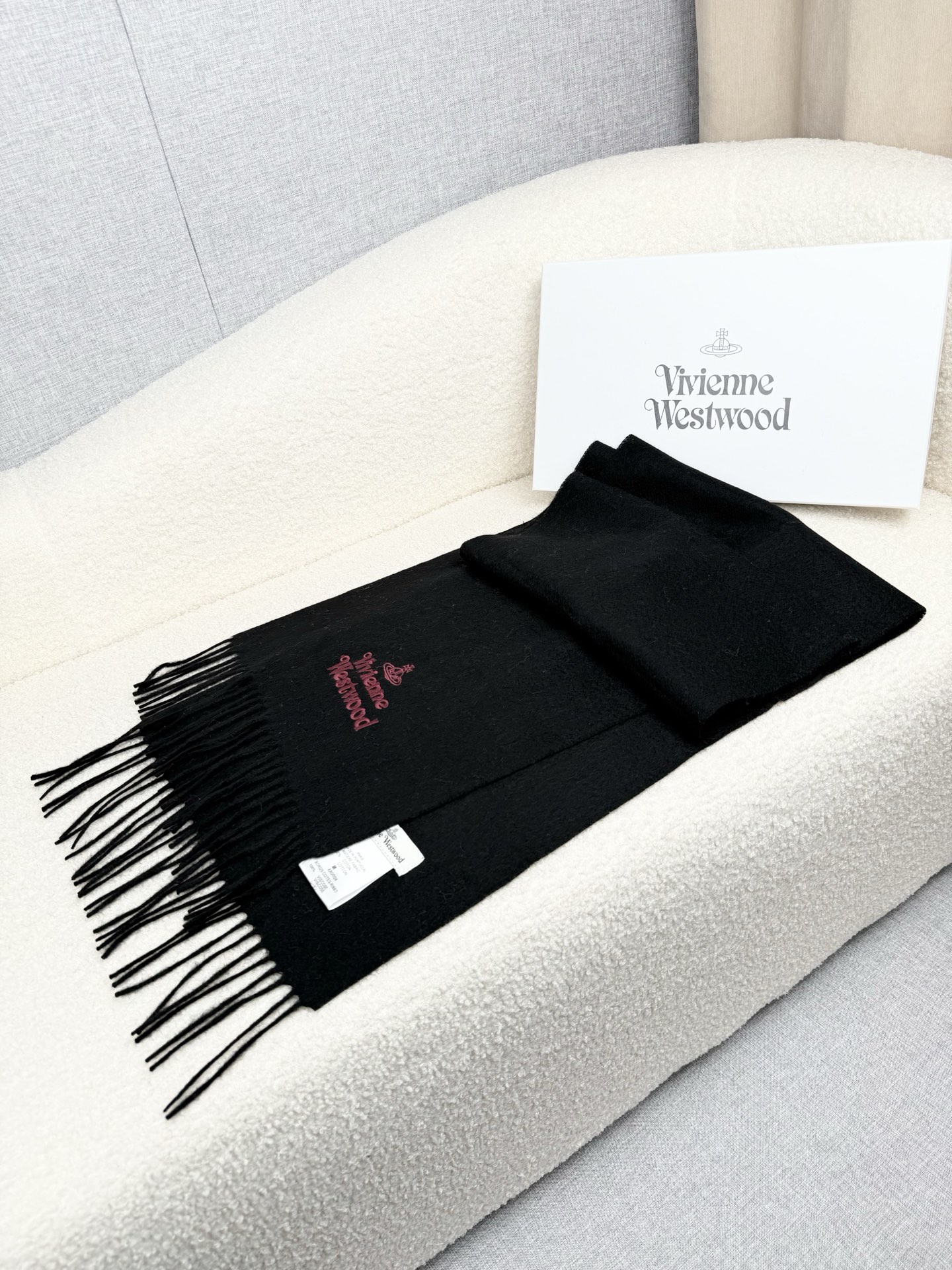 ￥。西太后。【素色刺绣羊绒围巾】4个色！感觉有了它真心不会再爱了.QC手里扣下的.真正专柜正品.全部今年