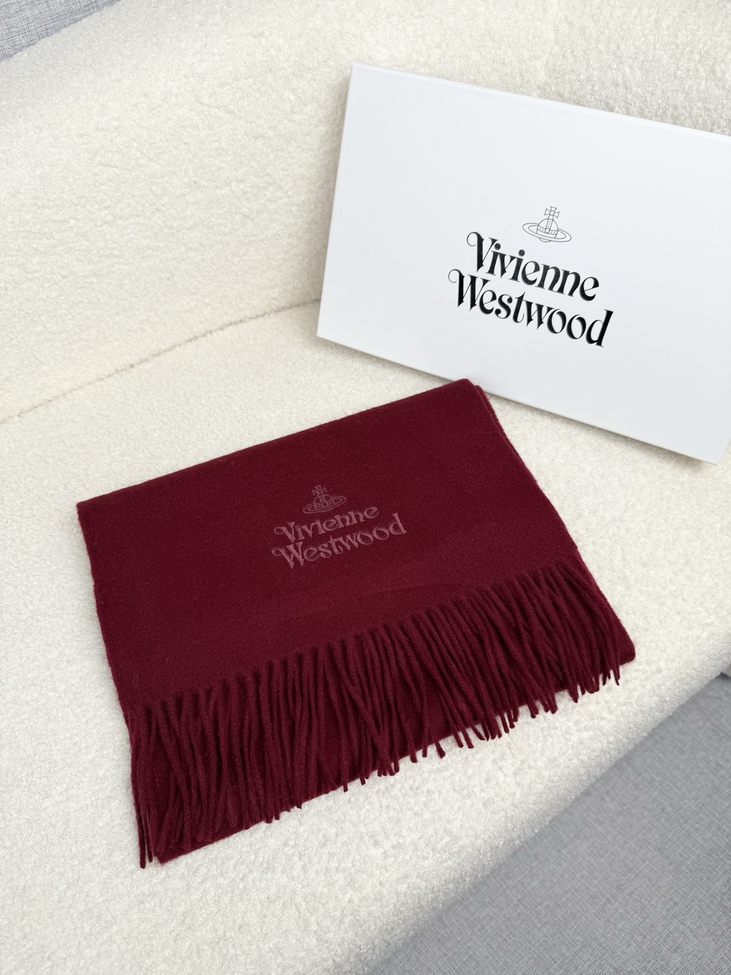 ￥。西太后。【素色刺绣羊绒围巾】4个色！感觉有了它真心不会再爱了.QC手里扣下的.真正专柜正品.全部今年