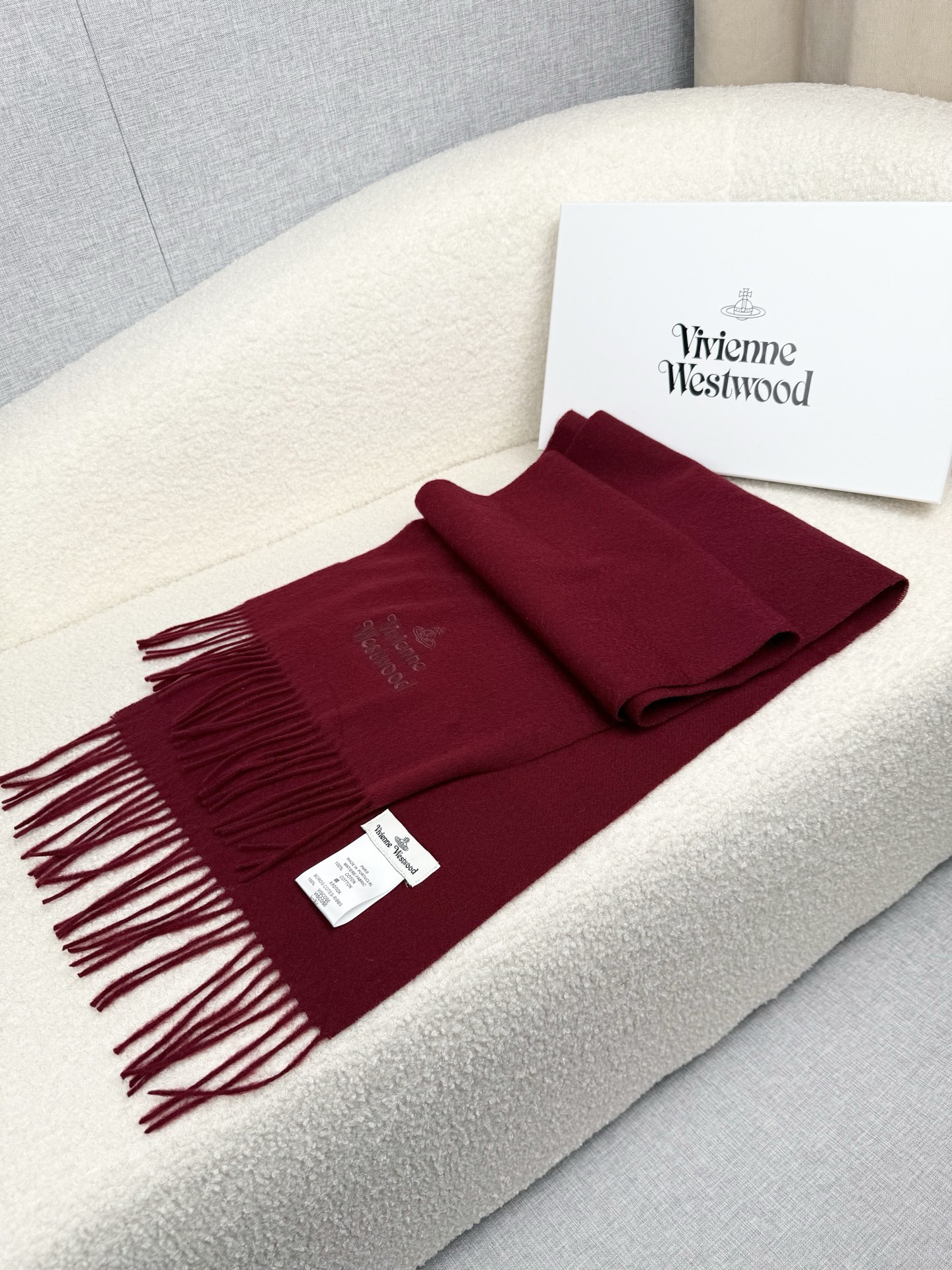 ￥。西太后。【素色刺绣羊绒围巾】4个色！感觉有了它真心不会再爱了.QC手里扣下的.真正专柜正品.全部今年