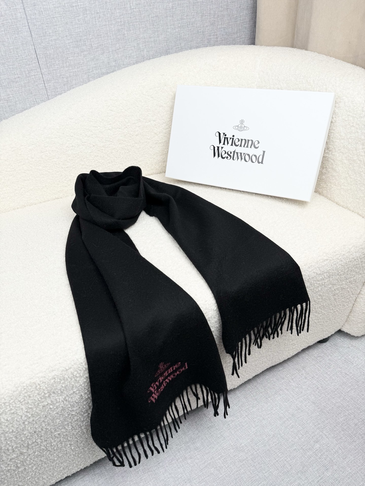 ￥。西太后。【素色刺绣羊绒围巾】4个色！感觉有了它真心不会再爱了.QC手里扣下的.真正专柜正品.全部今年