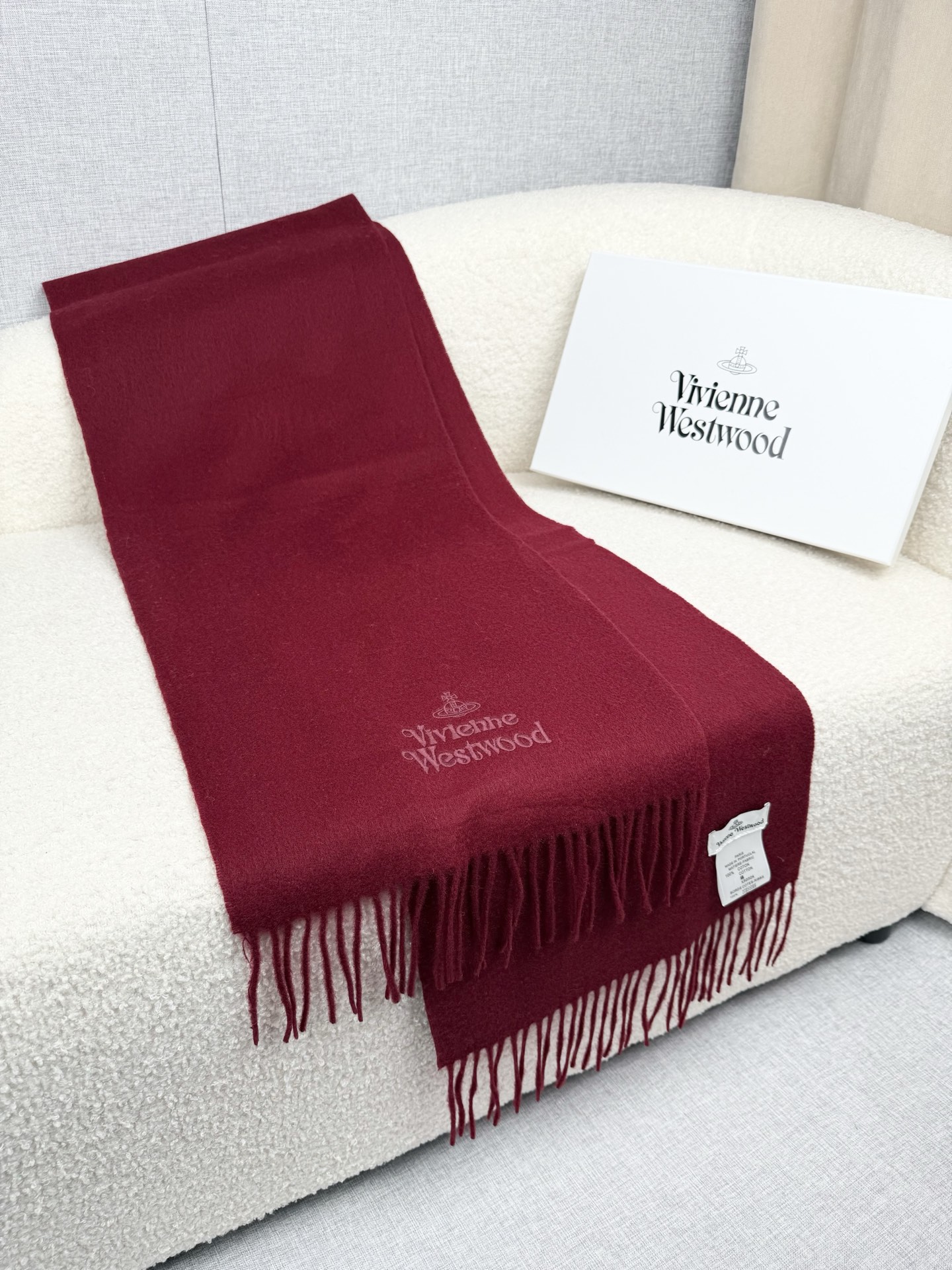 ￥。西太后。【素色刺绣羊绒围巾】4个色！感觉有了它真心不会再爱了.QC手里扣下的.真正专柜正品.全部今年