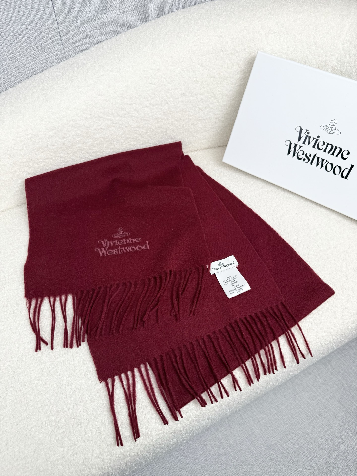 ￥。西太后。【素色刺绣羊绒围巾】4个色！感觉有了它真心不会再爱了.QC手里扣下的.真正专柜正品.全部今年