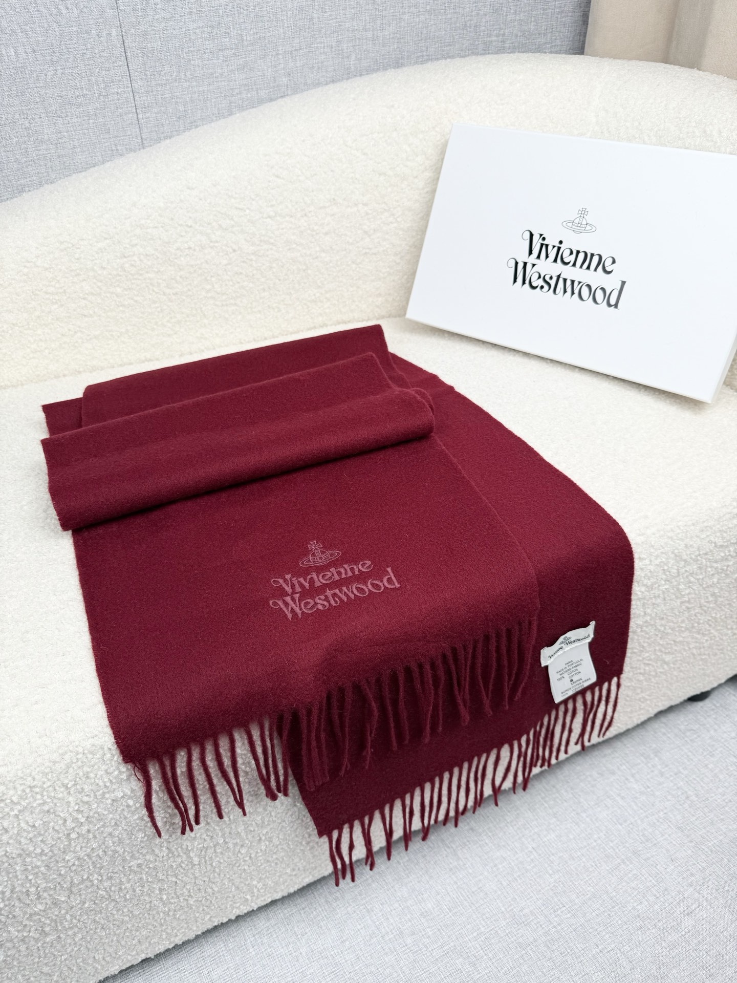 ￥。西太后。【素色刺绣羊绒围巾】4个色！感觉有了它真心不会再爱了.QC手里扣下的.真正专柜正品.全部今年