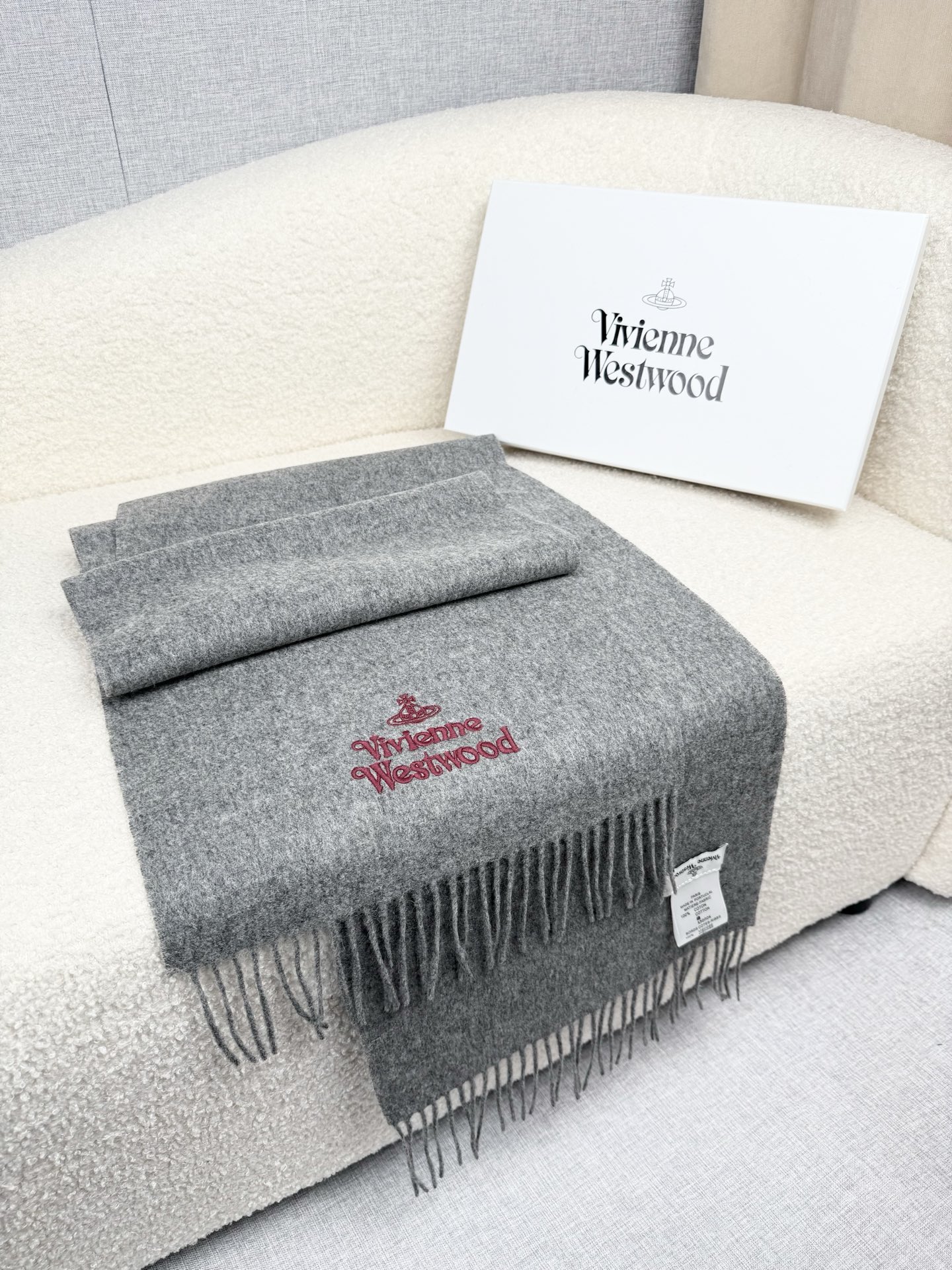 ￥。西太后。【素色刺绣羊绒围巾】4个色！感觉有了它真心不会再爱了.QC手里扣下的.真正专柜正品.全部今年