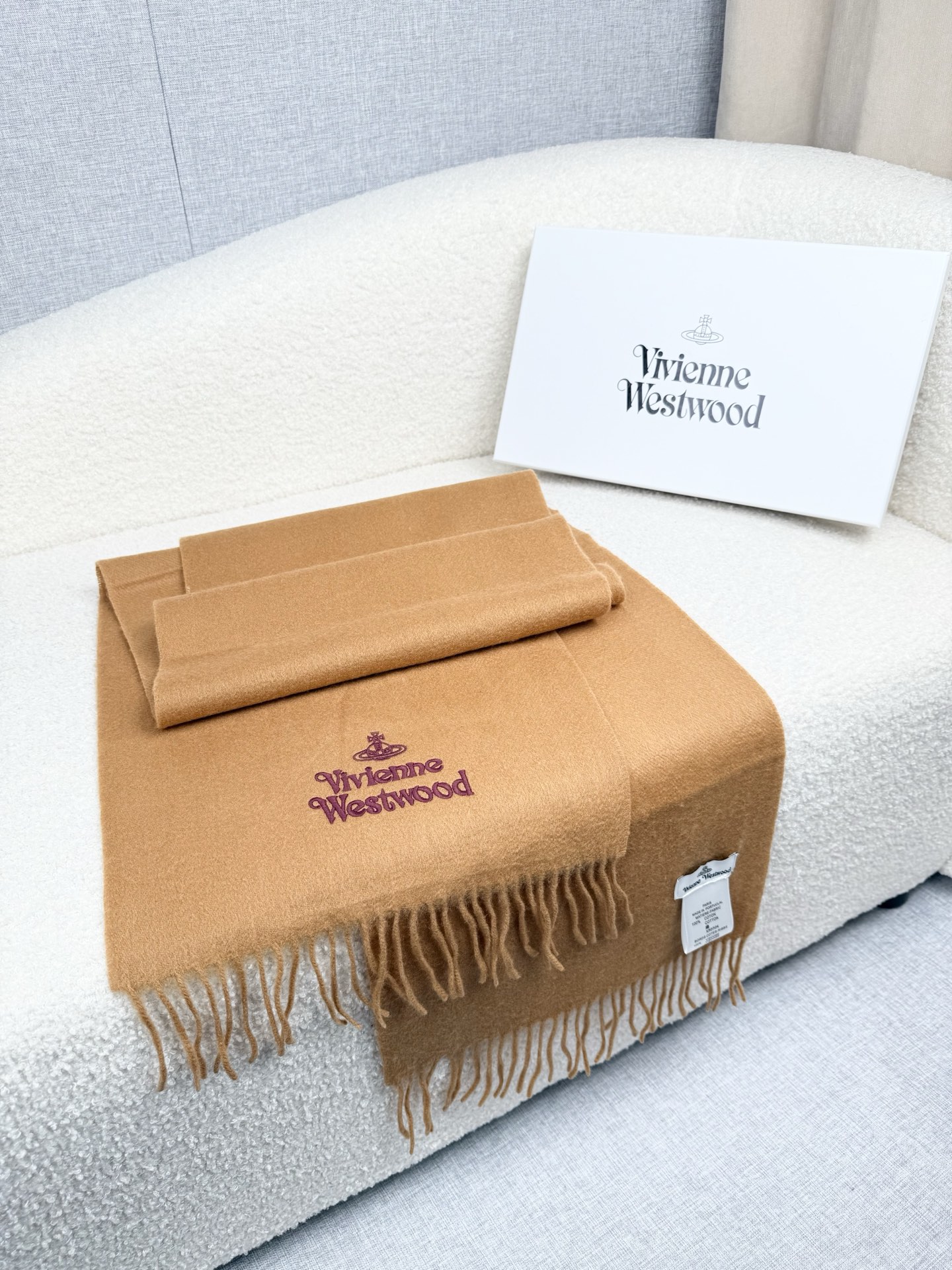 ￥。西太后。【素色刺绣羊绒围巾】4个色！感觉有了它真心不会再爱了.QC手里扣下的.真正专柜正品.全部今年