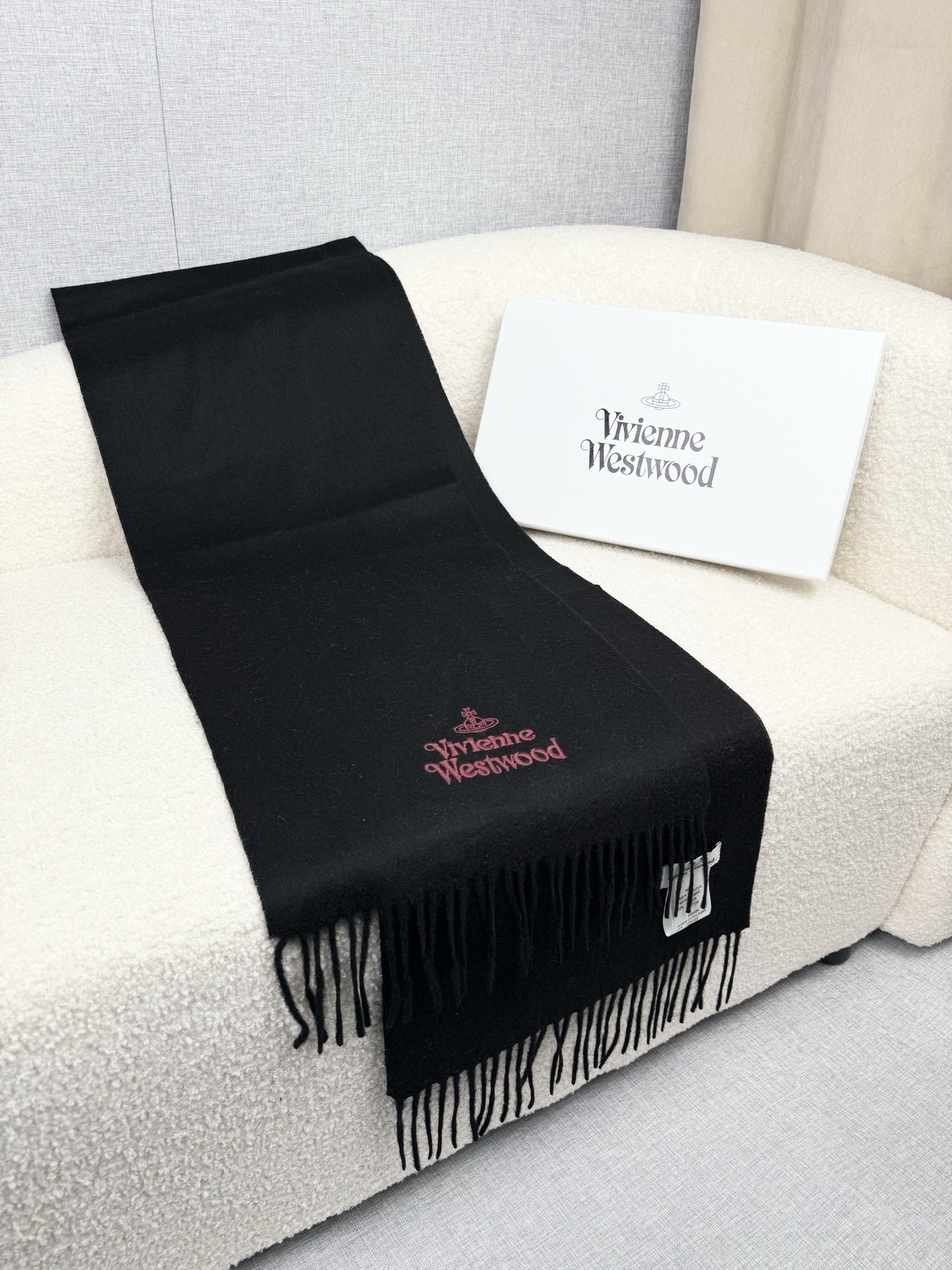 ￥。西太后。【素色刺绣羊绒围巾】4个色！感觉有了它真心不会再爱了.QC手里扣下的.真正专柜正品.全部今年