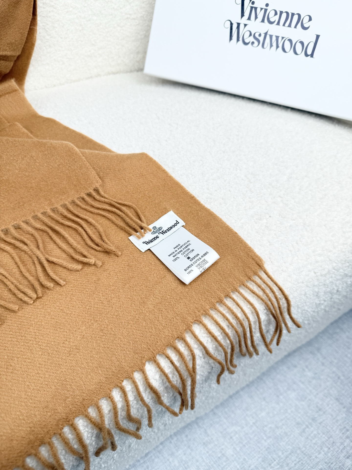 ￥。西太后。【素色刺绣羊绒围巾】4个色！感觉有了它真心不会再爱了.QC手里扣下的.真正专柜正品.全部今年