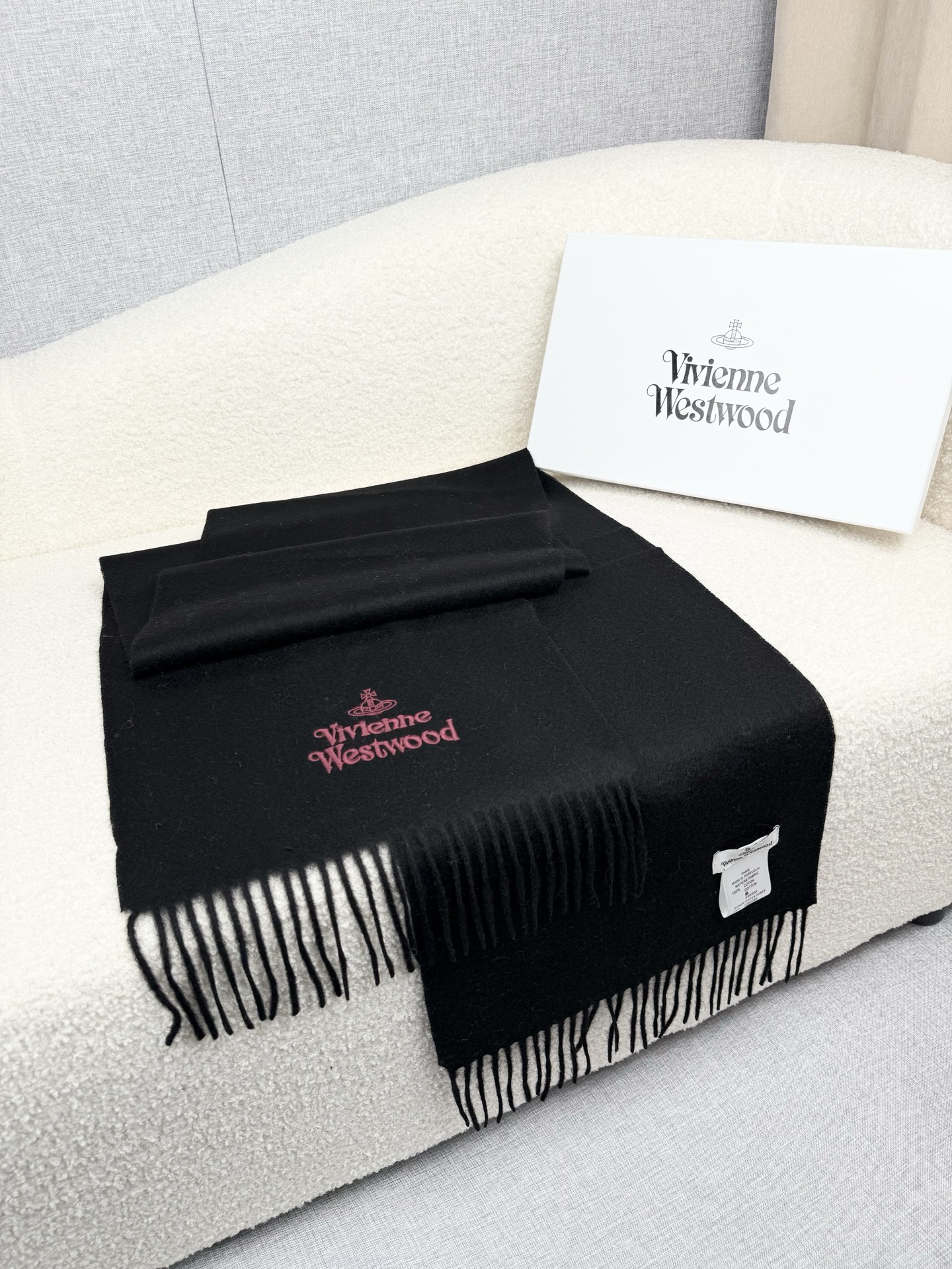 ￥。西太后。【素色刺绣羊绒围巾】4个色！感觉有了它真心不会再爱了.QC手里扣下的.真正专柜正品.全部今年