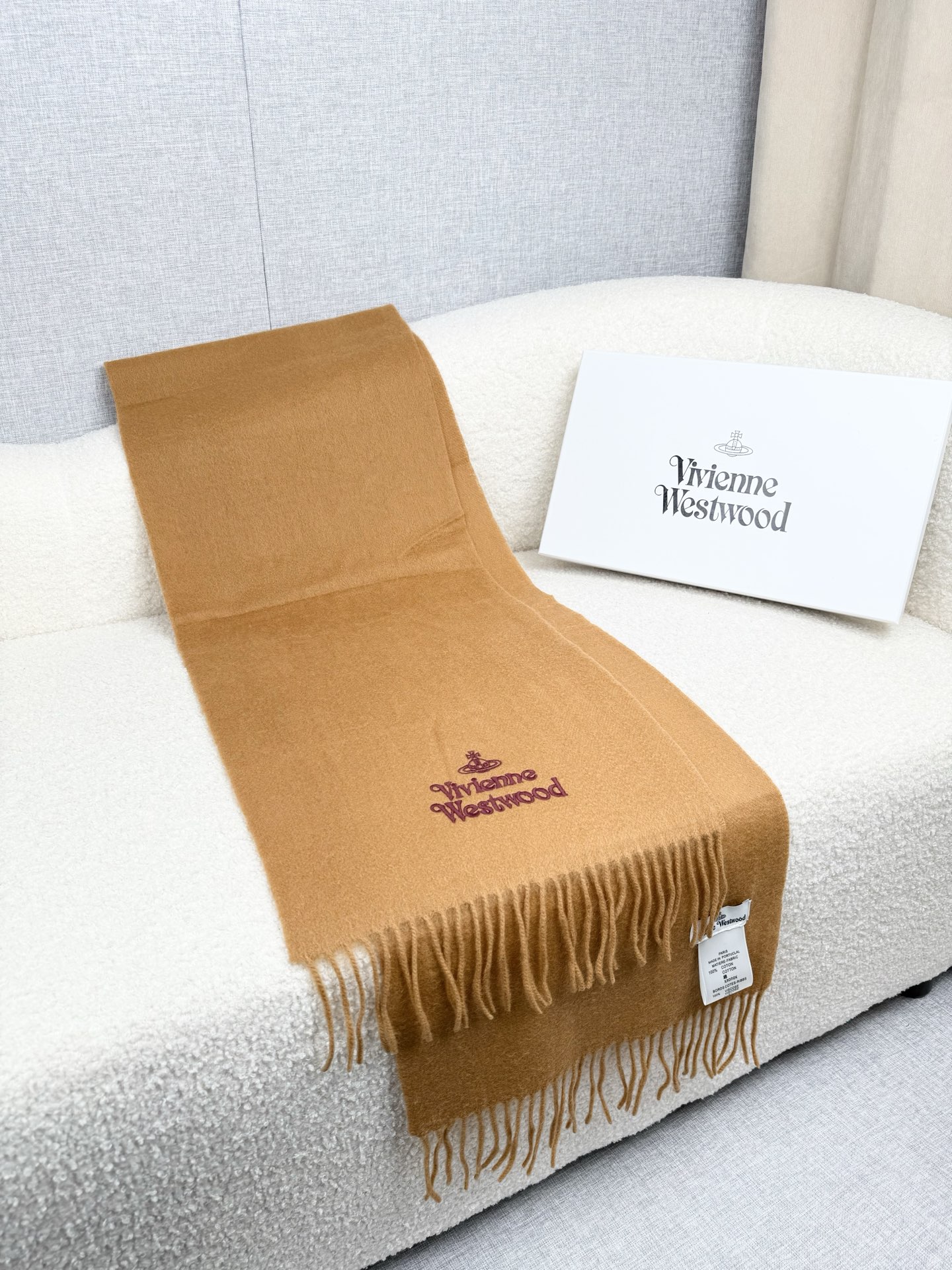 ￥。西太后。【素色刺绣羊绒围巾】4个色！感觉有了它真心不会再爱了.QC手里扣下的.真正专柜正品.全部今年