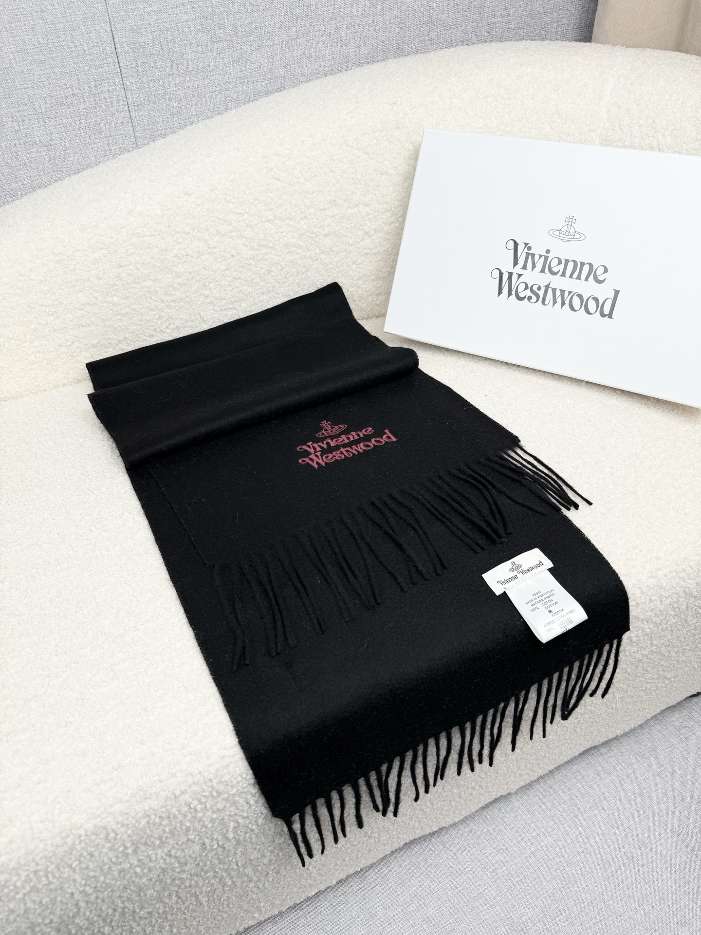 ￥。西太后。【素色刺绣羊绒围巾】4个色！感觉有了它真心不会再爱了.QC手里扣下的.真正专柜正品.全部今年