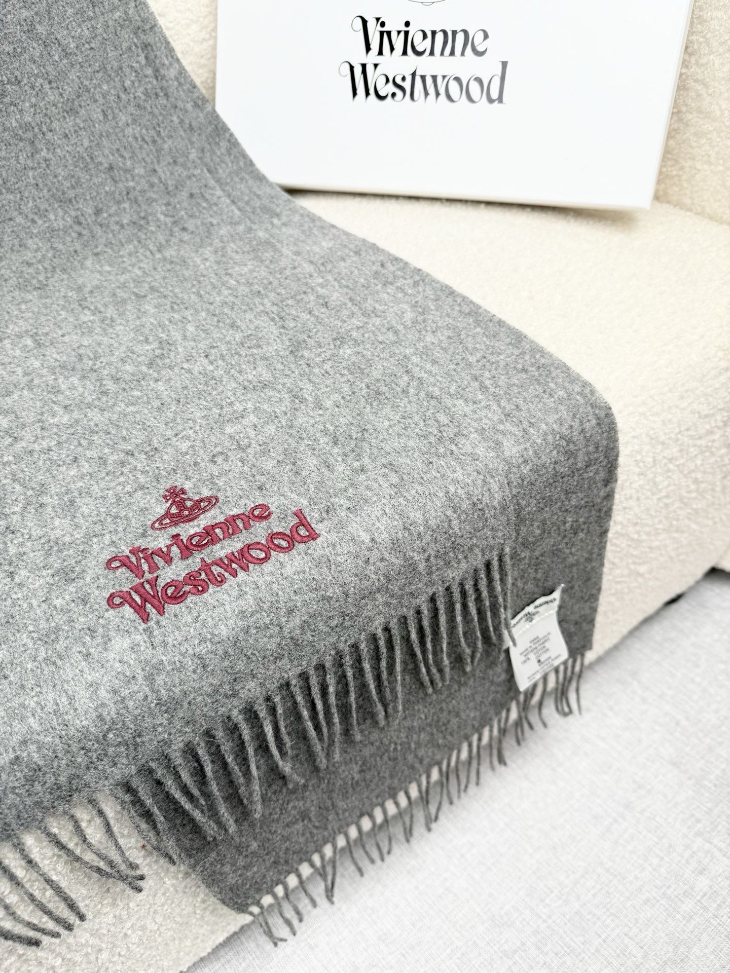 ￥。西太后。【素色刺绣羊绒围巾】4个色！感觉有了它真心不会再爱了.QC手里扣下的.真正专柜正品.全部今年