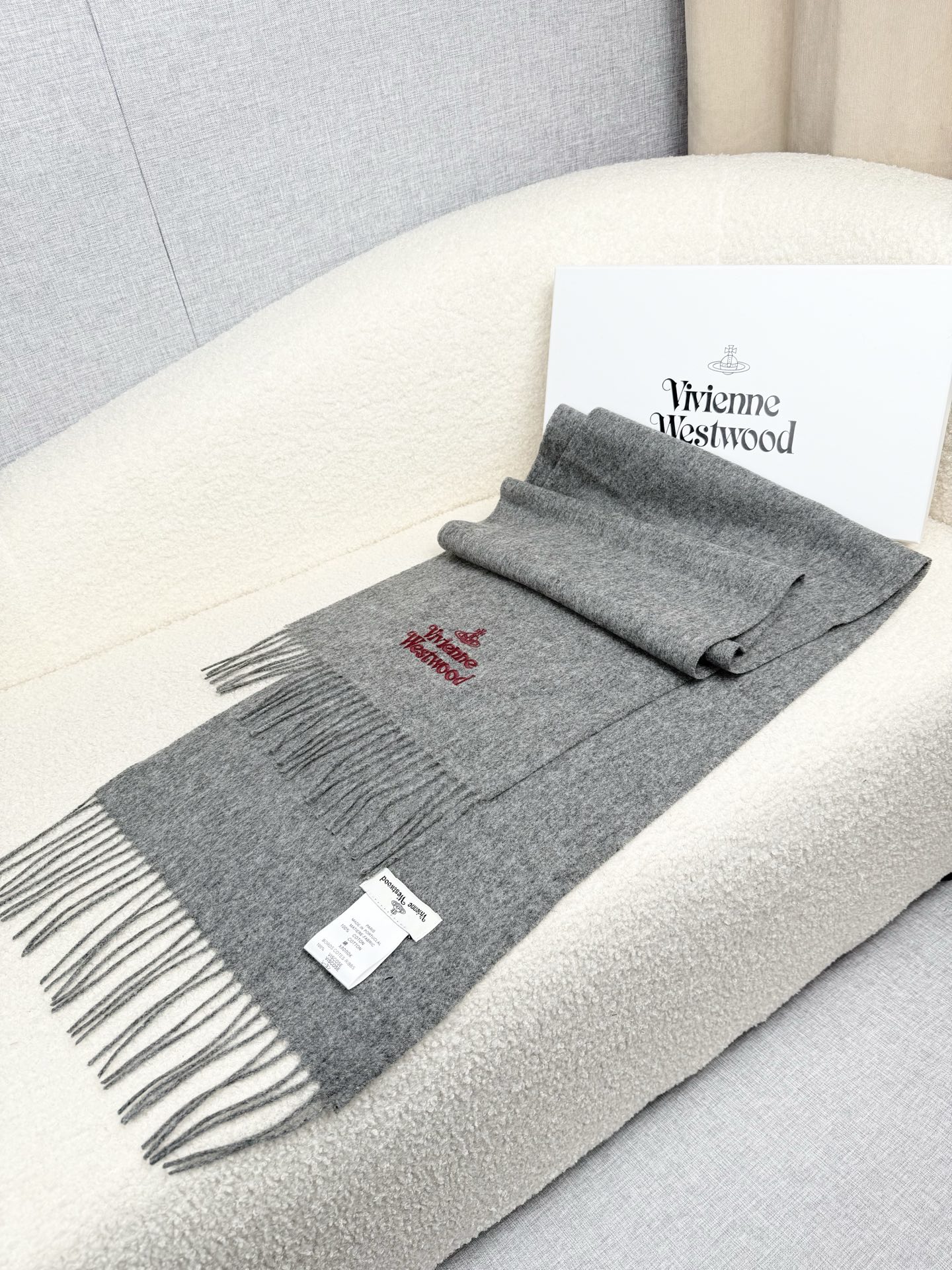 ￥。西太后。【素色刺绣羊绒围巾】4个色！感觉有了它真心不会再爱了.QC手里扣下的.真正专柜正品.全部今年