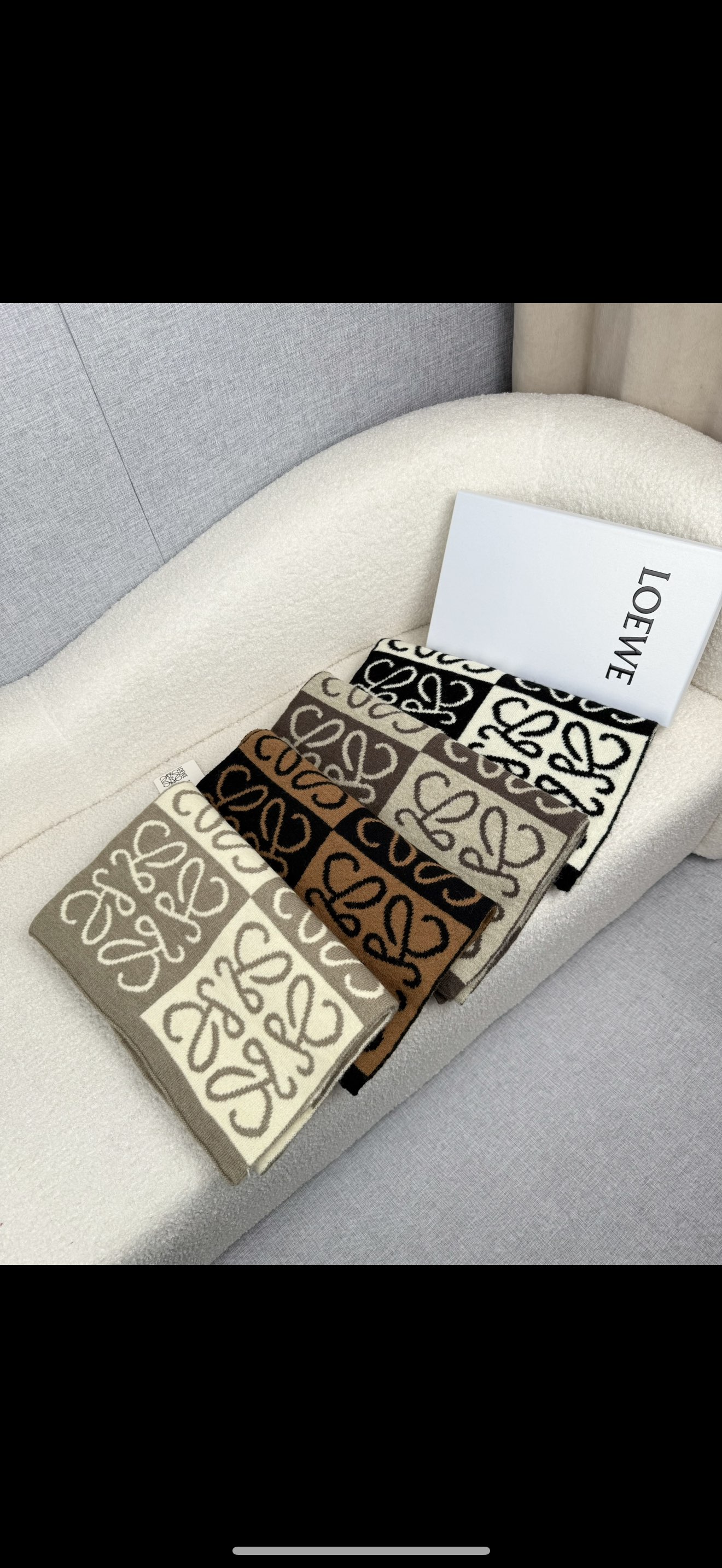 NO:553924,.loewe.New knitted scarf!  Low-key luxury. The ultimate soft and elegant fashion scarf at the elite level!  The more I look at this loewe cashmere jacquard scarf, the more I fall in love with it, and the more I look at it, the more fashionable it becomes!  At first glance, you can tell that this kind of craftsmanship and color matching are not ordinary. I really like this expert-level fashion sense. Fashionable people with attitude will definitely like it!  This kind of design is more stretched, more advanced, more grand, and more worthy of recommendation!  Raw cashmere is produced from the abdominal velvet tips of Albas purebred cashmere goats collected every spring. The characteristic of this cashmere is that even after being processed by human craftsmanship, the essence of the raw cashmere is retained to the greatest extent and will have a special texture!  Holding the scarf in your hand feels like holding a cloud of still air!  It’s really very high-end. Finally, the biggest feature of this design is the jacquard craftsmanship, which perfectly presents the classic Loewe logo in another way!  30*190cm.High version scarf,high version scarf,loewe19860909.loewe.新款针织围巾！低调的奢侈感.极品柔美精英高手级别的时髦感围巾！这款loewe羊绒提花围巾越看越爱,越看越时髦！这种工艺和配色一看就知道不是一般的,非常非常喜欢这种高手级别的时髦感,有态度的时髦人一定会喜欢！这样的设计更舒展,更高级,更大气,更加经得起推荐！采用每年开春采集的阿尔巴斯纯种绒山羊腹部绒尖为原绒生产,这种羊绒的特点就是,即便经过人类工艺的加工,仍最大程度的保留了原绒的本质,会有特殊的肌理纹！围巾握在手里就跟握着云朵般的仍空气绵绵感！真的非常高级最后,这个最大的特色还有提花工艺的设计感,将经典的loewe的logo另一种完美呈现！30*190cm.高版本围巾,高版本围巾,loewe,scarf