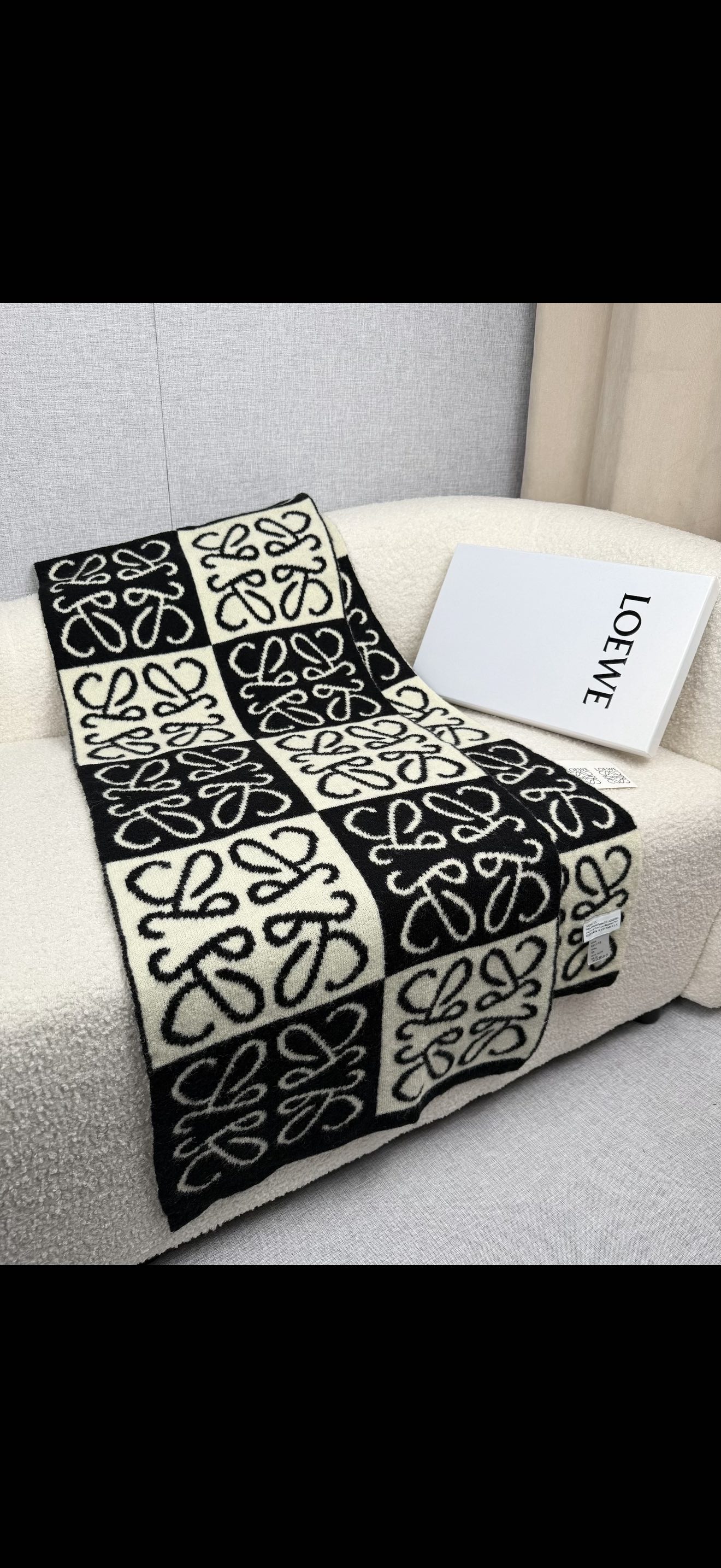 ￥。loewe。新款针织围巾！低调的奢侈感。极品柔美精英高手级别的时髦感围巾！这款loewe羊绒提花围巾