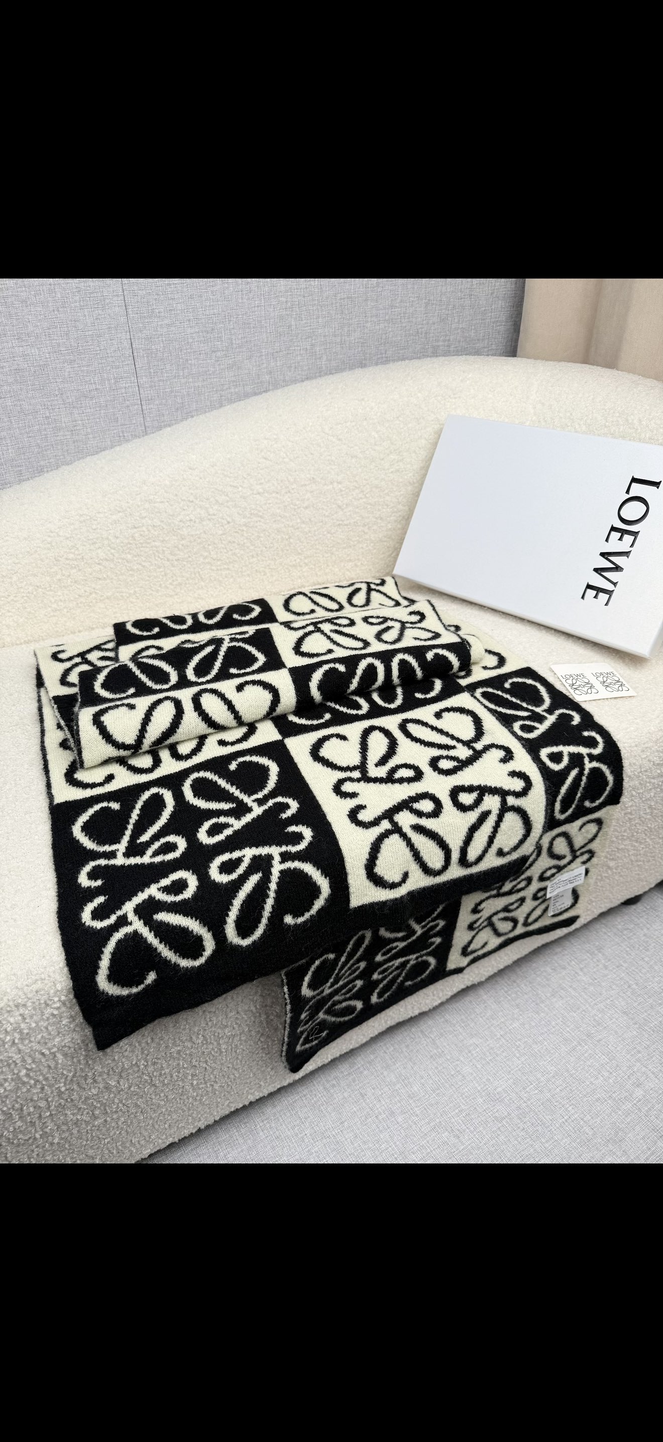 ￥。loewe。新款针织围巾！低调的奢侈感。极品柔美精英高手级别的时髦感围巾！这款loewe羊绒提花围巾