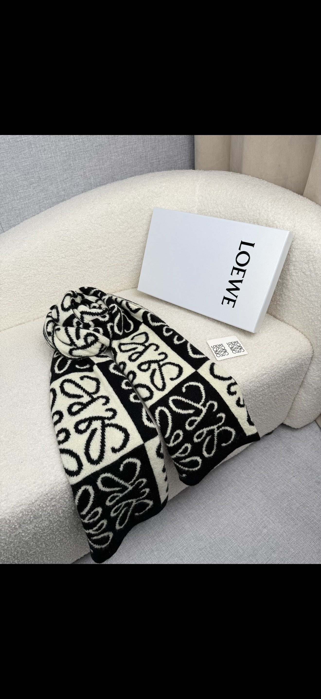 ￥。loewe。新款针织围巾！低调的奢侈感。极品柔美精英高手级别的时髦感围巾！这款loewe羊绒提花围巾