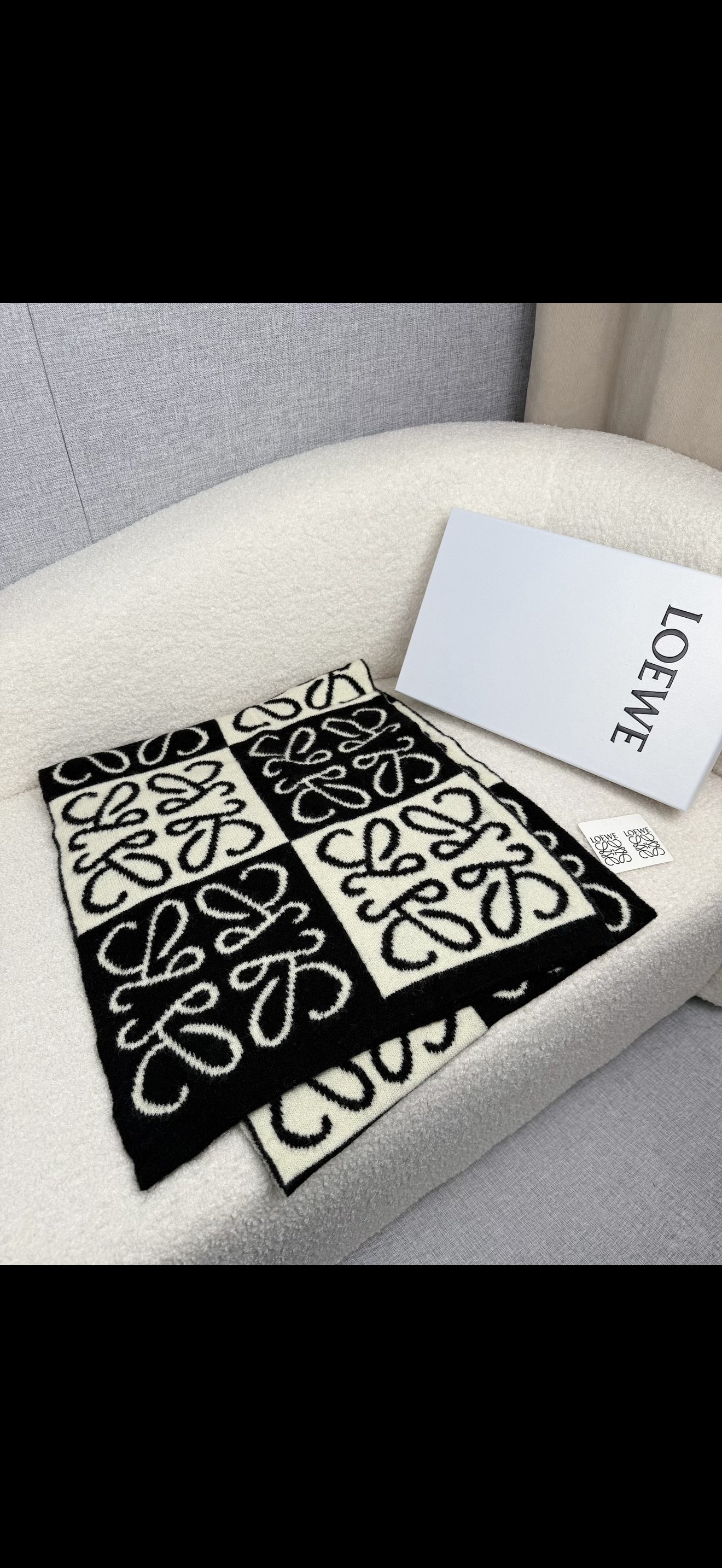 ￥。loewe。新款针织围巾！低调的奢侈感。极品柔美精英高手级别的时髦感围巾！这款loewe羊绒提花围巾