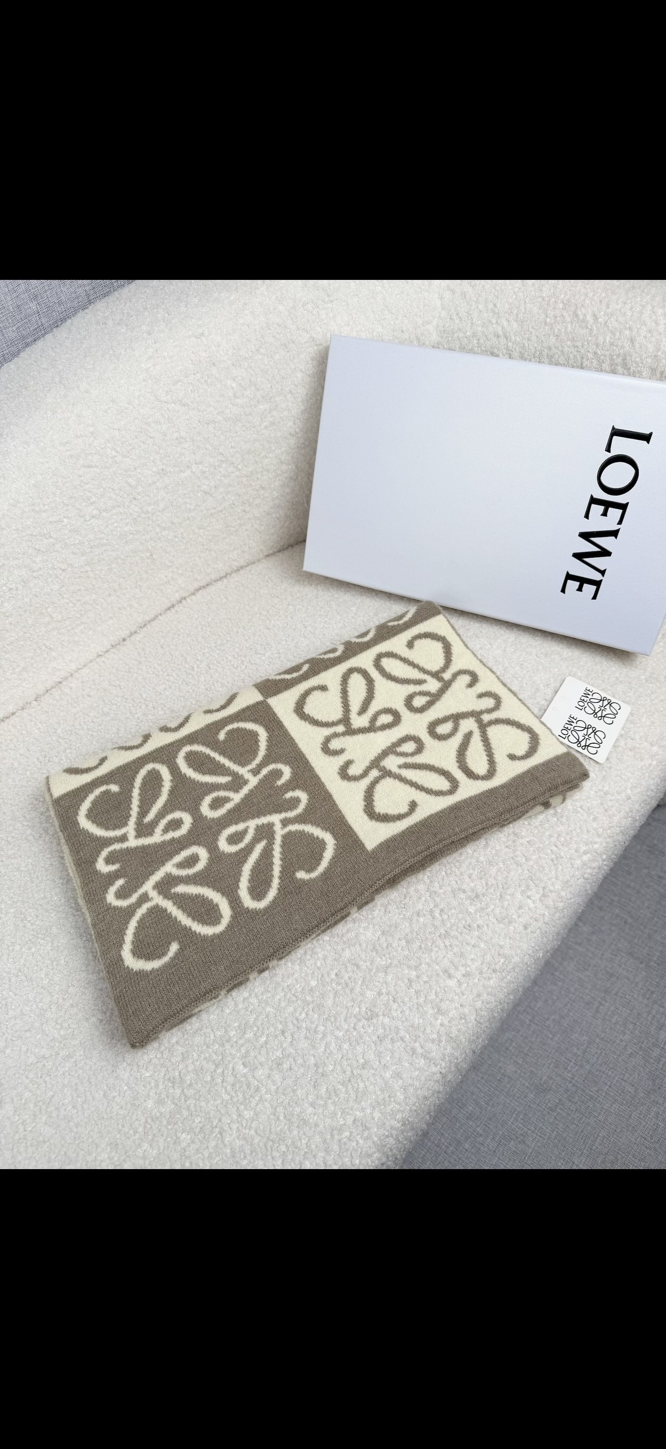 ￥。loewe。新款针织围巾！低调的奢侈感。极品柔美精英高手级别的时髦感围巾！这款loewe羊绒提花围巾