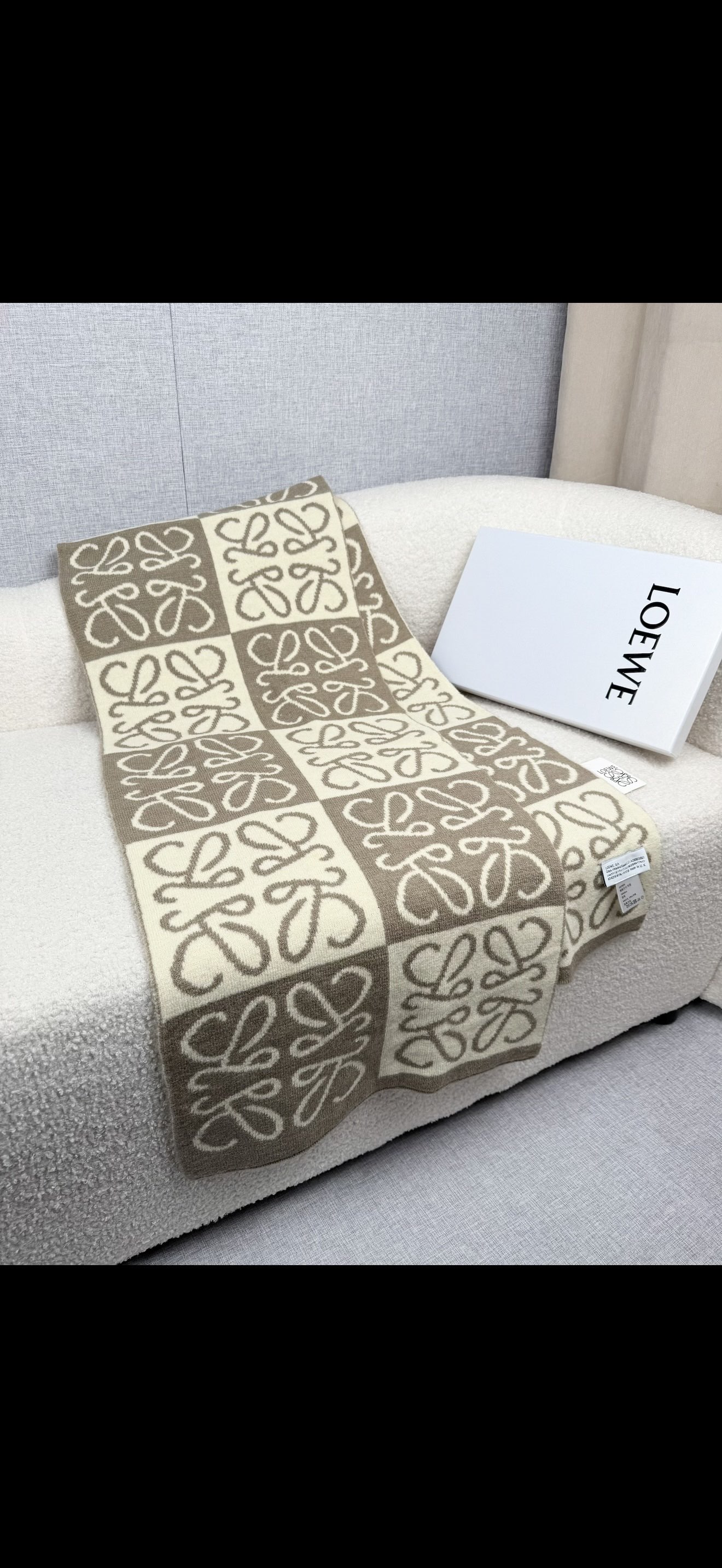 ￥。loewe。新款针织围巾！低调的奢侈感。极品柔美精英高手级别的时髦感围巾！这款loewe羊绒提花围巾