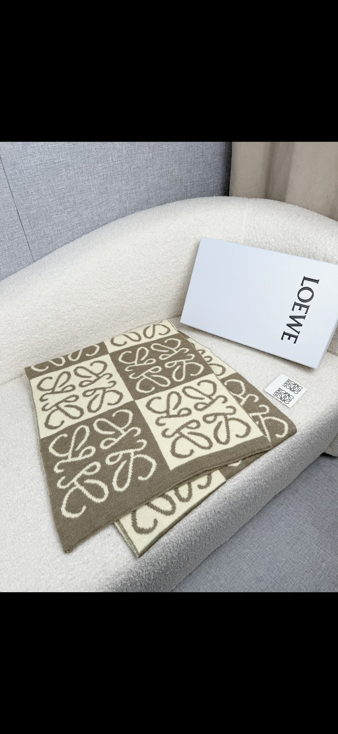 ￥。loewe。新款针织围巾！低调的奢侈感。极品柔美精英高手级别的时髦感围巾！这款loewe羊绒提花围巾