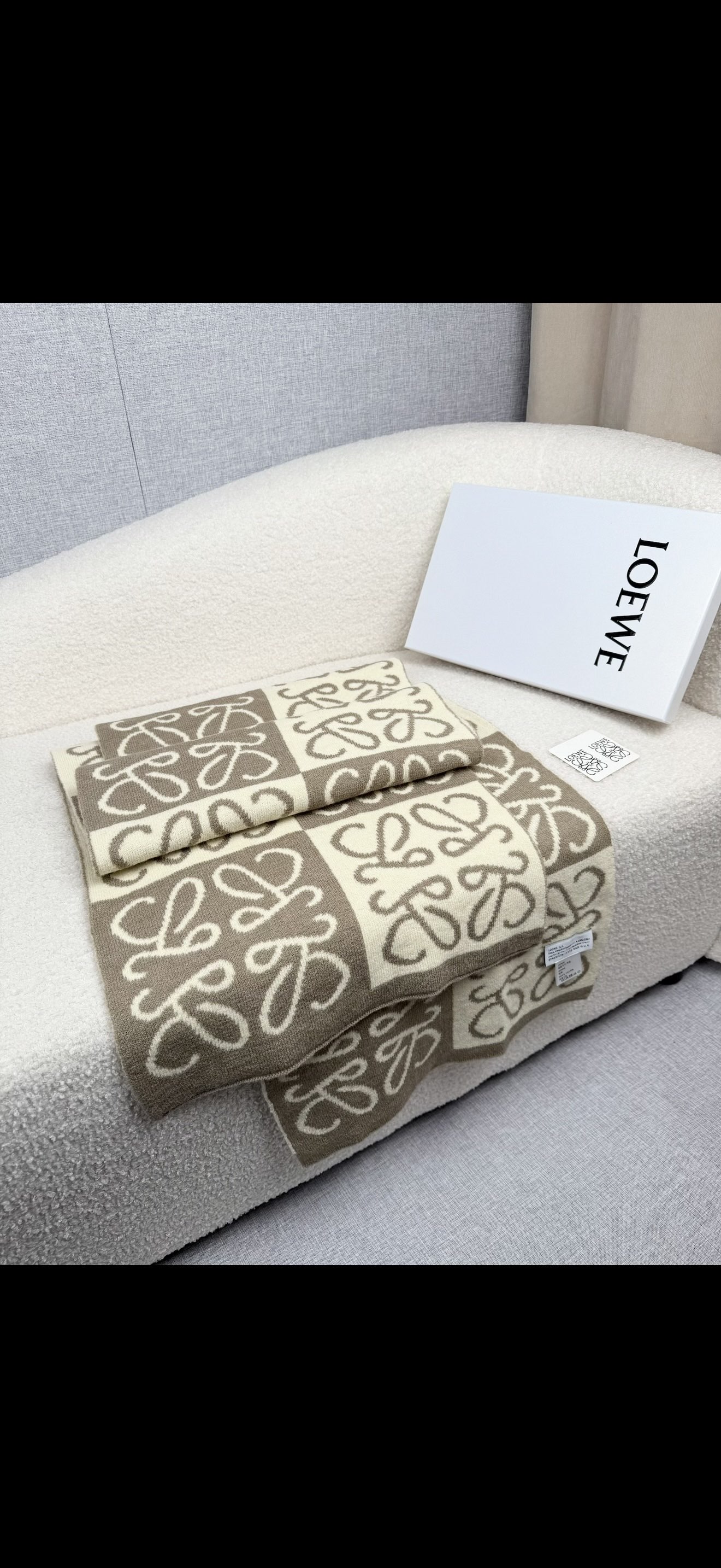 ￥。loewe。新款针织围巾！低调的奢侈感。极品柔美精英高手级别的时髦感围巾！这款loewe羊绒提花围巾