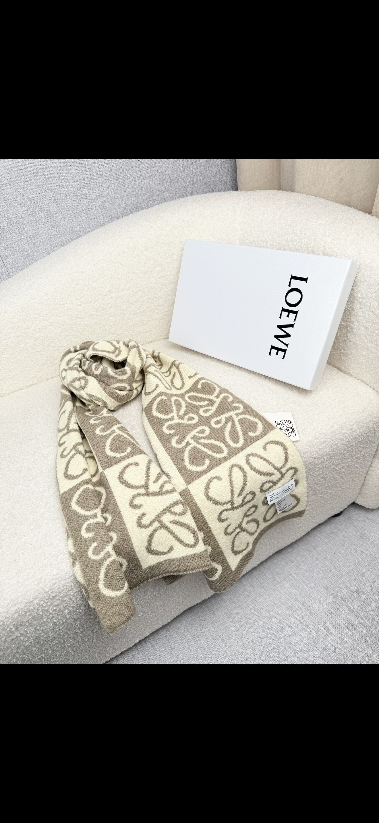 ￥。loewe。新款针织围巾！低调的奢侈感。极品柔美精英高手级别的时髦感围巾！这款loewe羊绒提花围巾