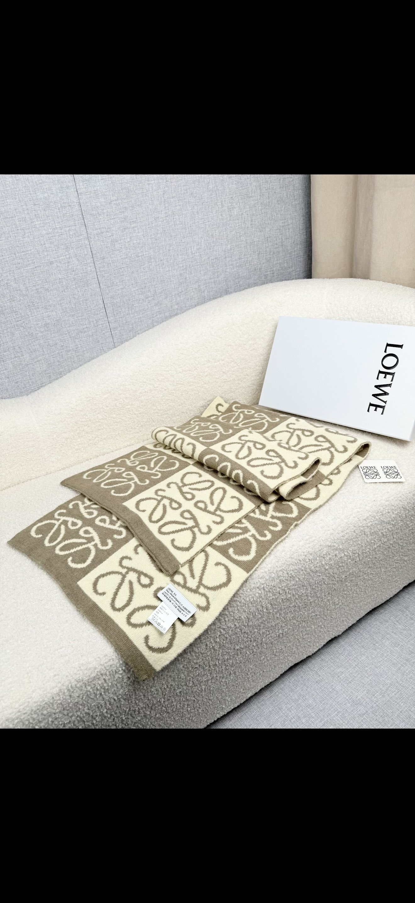 ￥。loewe。新款针织围巾！低调的奢侈感。极品柔美精英高手级别的时髦感围巾！这款loewe羊绒提花围巾