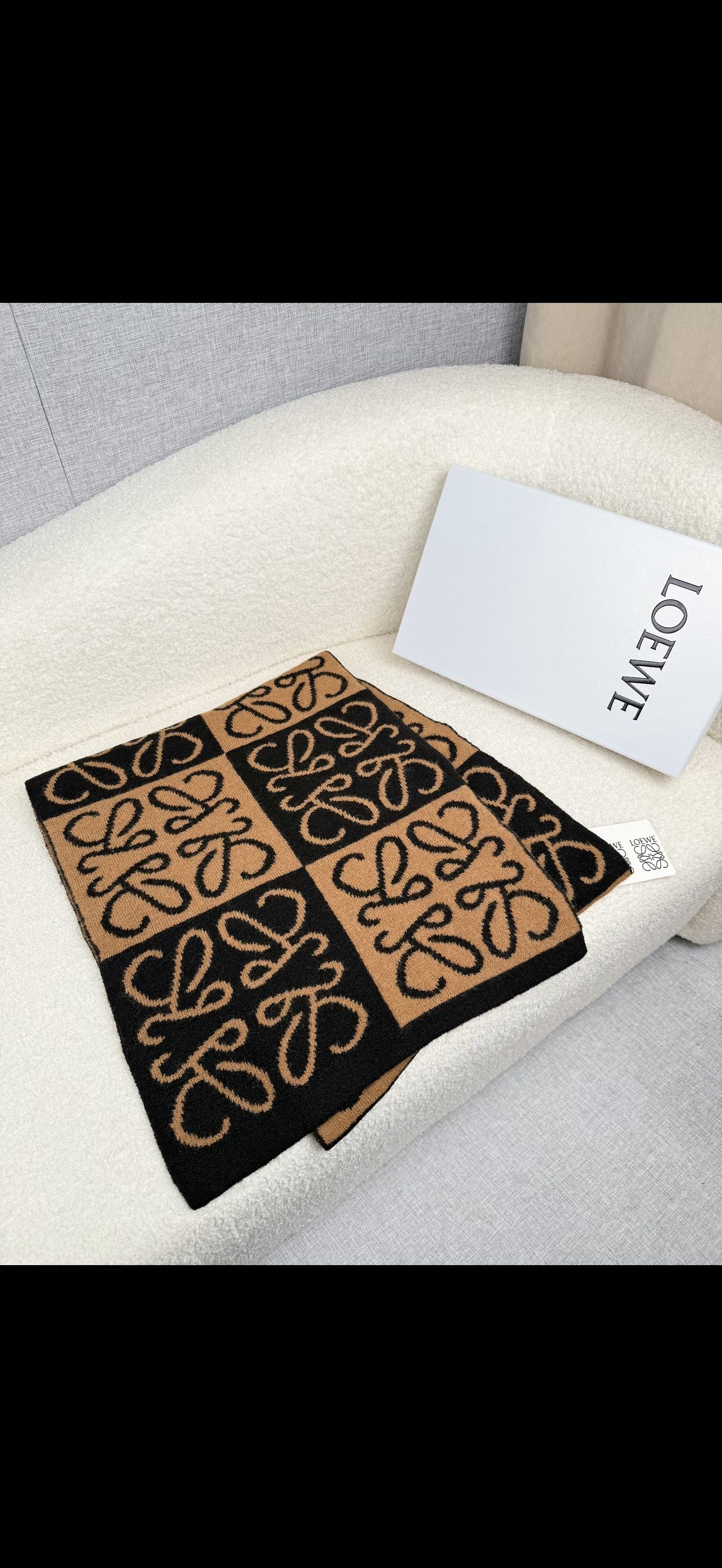 ￥。loewe。新款针织围巾！低调的奢侈感。极品柔美精英高手级别的时髦感围巾！这款loewe羊绒提花围巾