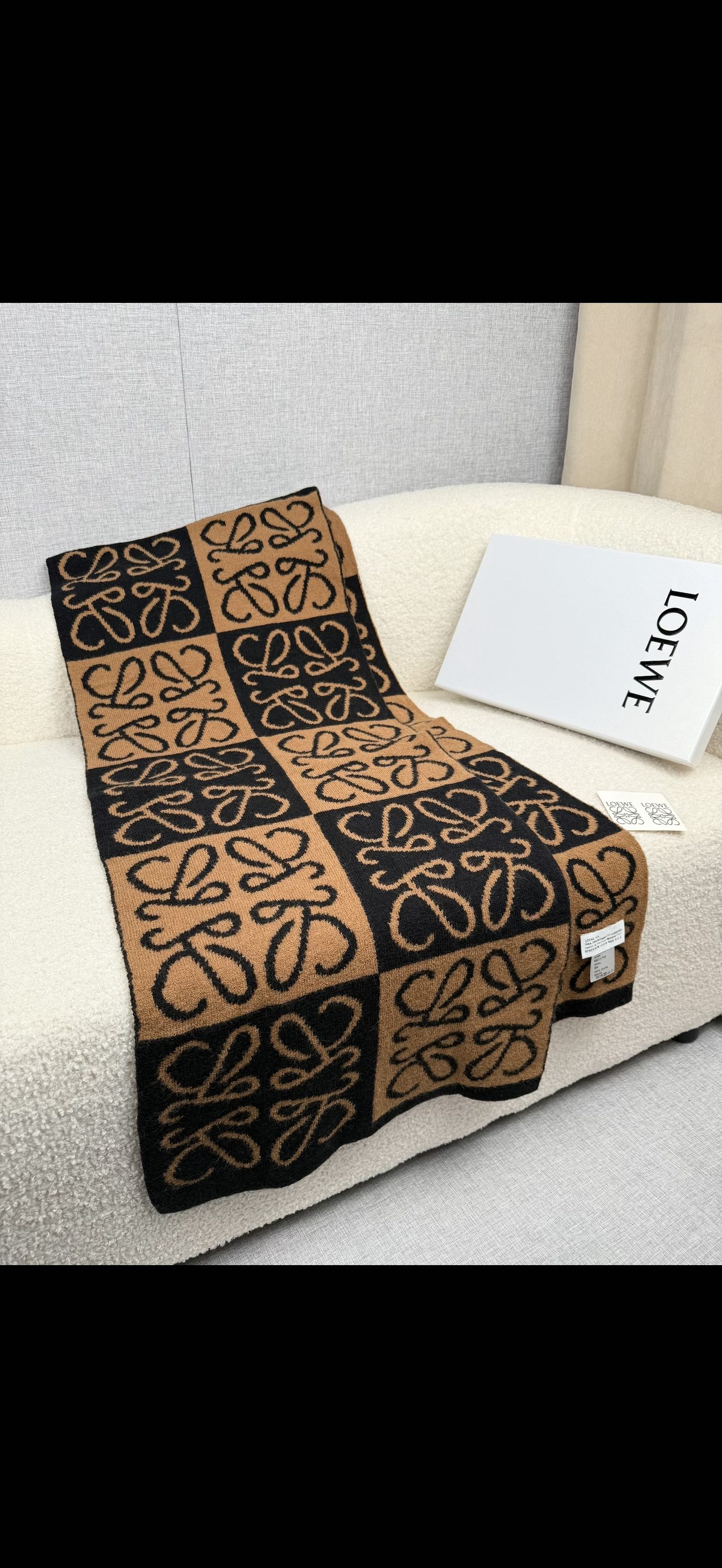 ￥。loewe。新款针织围巾！低调的奢侈感。极品柔美精英高手级别的时髦感围巾！这款loewe羊绒提花围巾