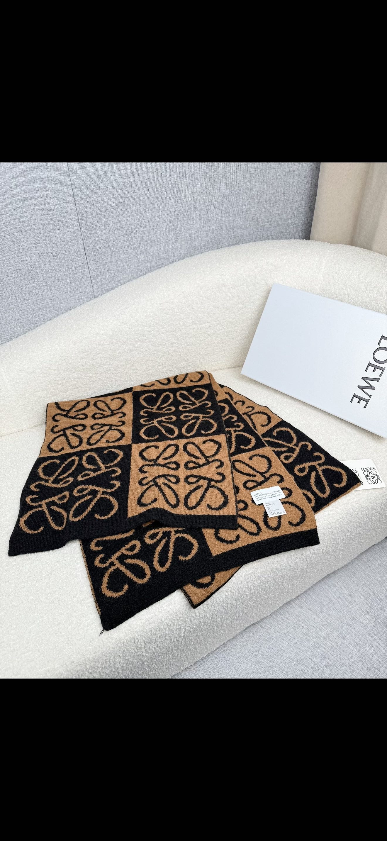 ￥。loewe。新款针织围巾！低调的奢侈感。极品柔美精英高手级别的时髦感围巾！这款loewe羊绒提花围巾