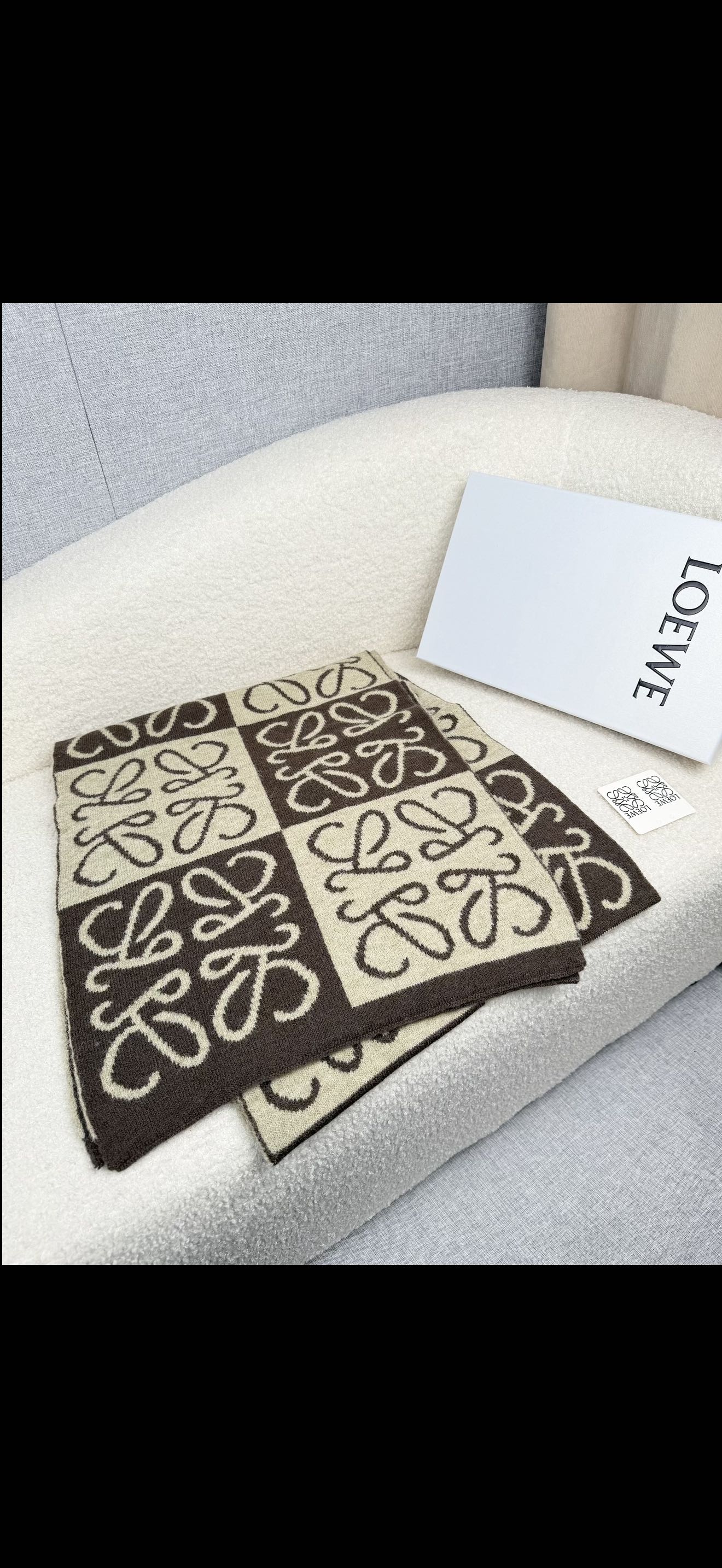 ￥。loewe。新款针织围巾！低调的奢侈感。极品柔美精英高手级别的时髦感围巾！这款loewe羊绒提花围巾