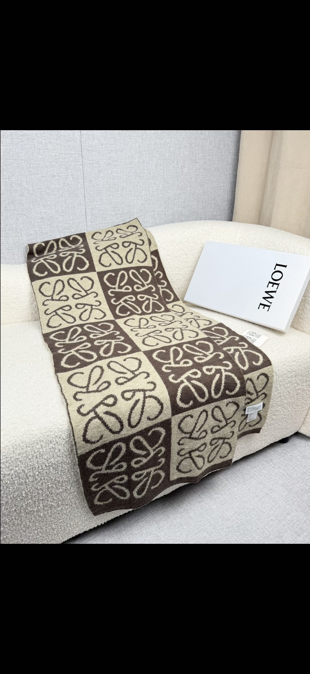 ￥。loewe。新款针织围巾！低调的奢侈感。极品柔美精英高手级别的时髦感围巾！这款loewe羊绒提花围巾