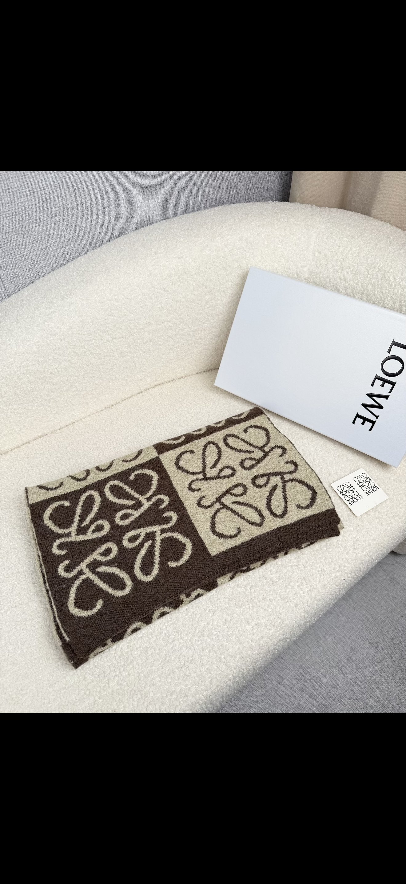 ￥。loewe。新款针织围巾！低调的奢侈感。极品柔美精英高手级别的时髦感围巾！这款loewe羊绒提花围巾