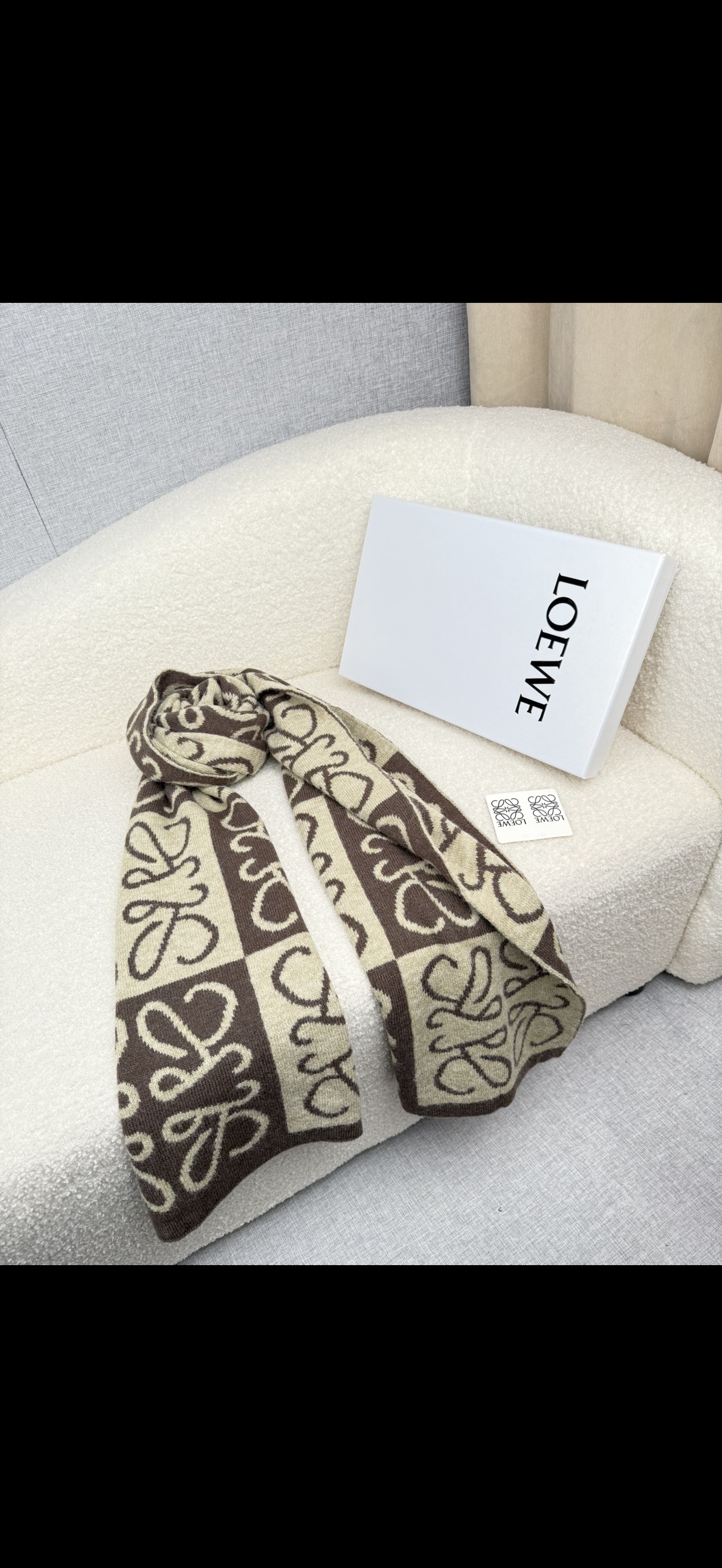 ￥。loewe。新款针织围巾！低调的奢侈感。极品柔美精英高手级别的时髦感围巾！这款loewe羊绒提花围巾