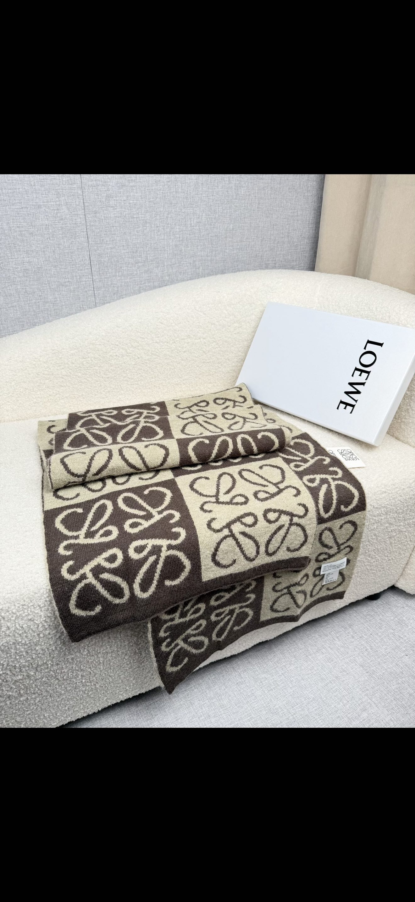 ￥。loewe。新款针织围巾！低调的奢侈感。极品柔美精英高手级别的时髦感围巾！这款loewe羊绒提花围巾