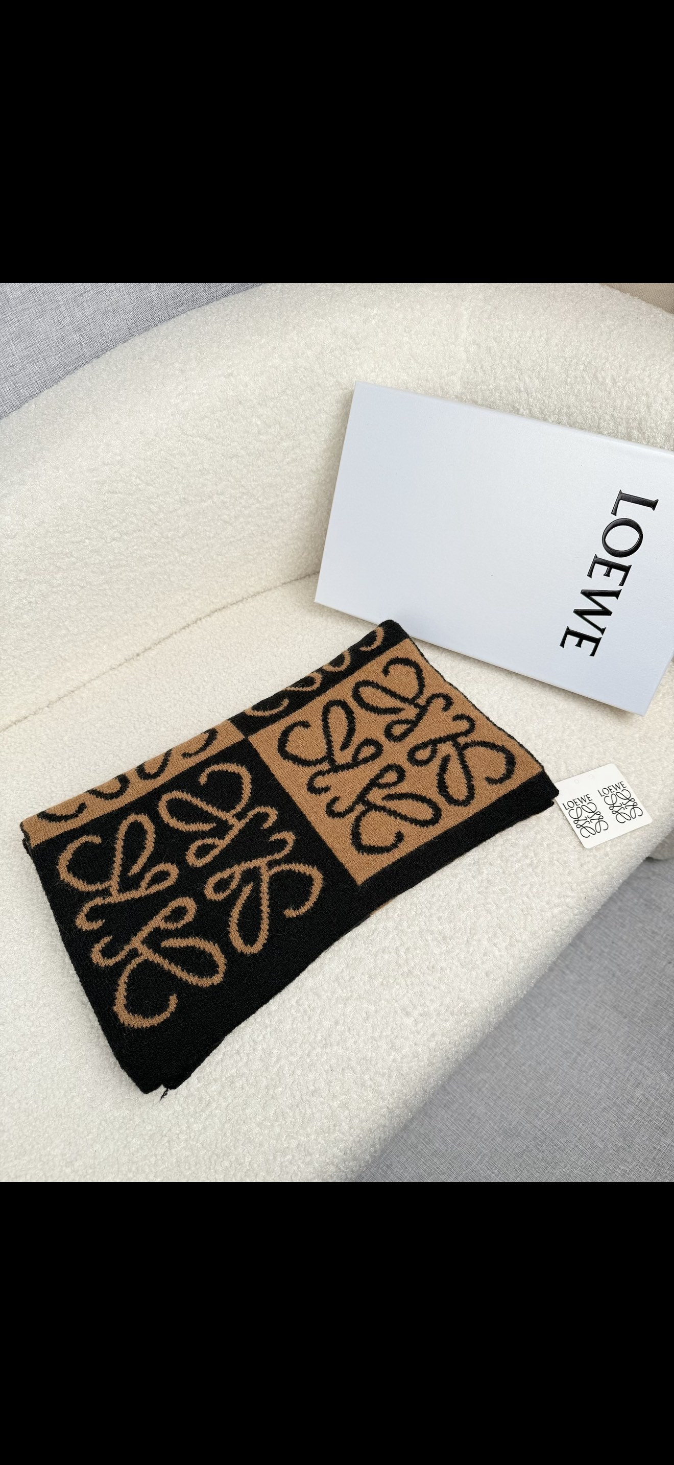 ￥。loewe。新款针织围巾！低调的奢侈感。极品柔美精英高手级别的时髦感围巾！这款loewe羊绒提花围巾