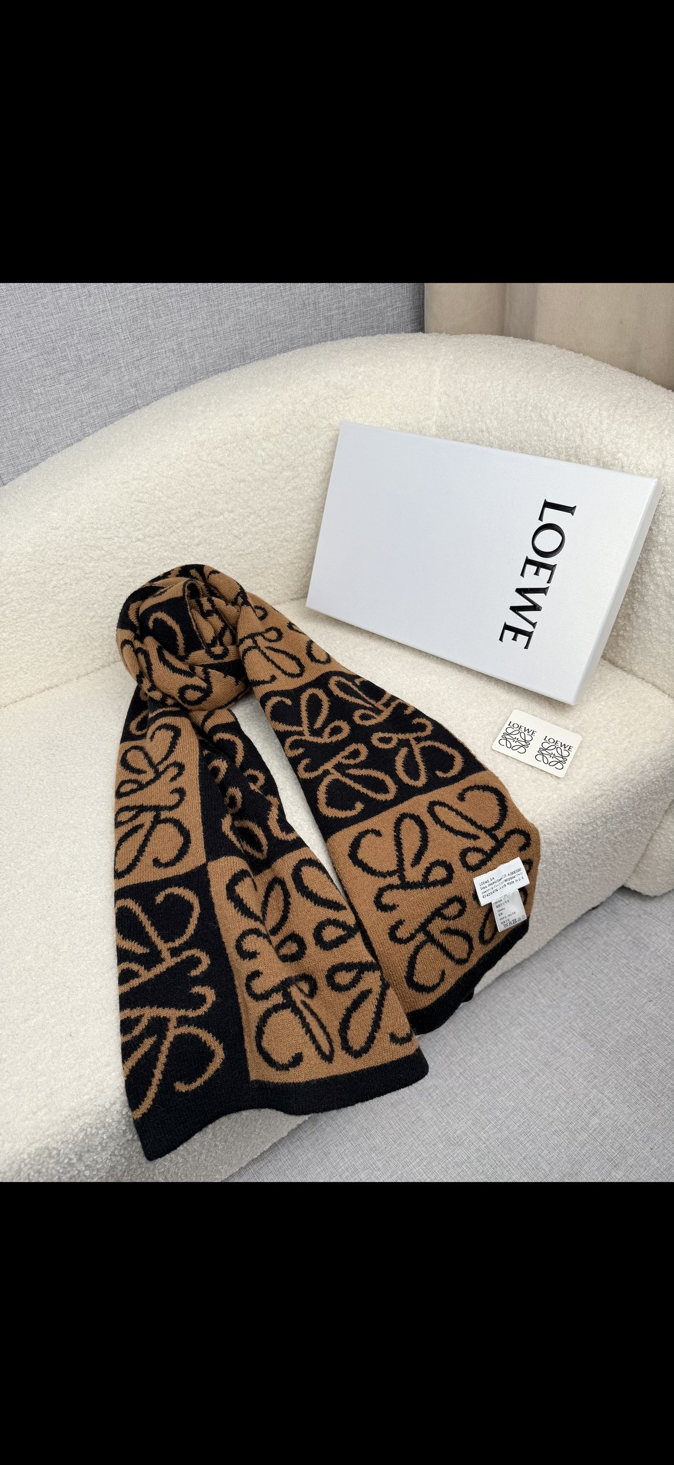 ￥。loewe。新款针织围巾！低调的奢侈感。极品柔美精英高手级别的时髦感围巾！这款loewe羊绒提花围巾