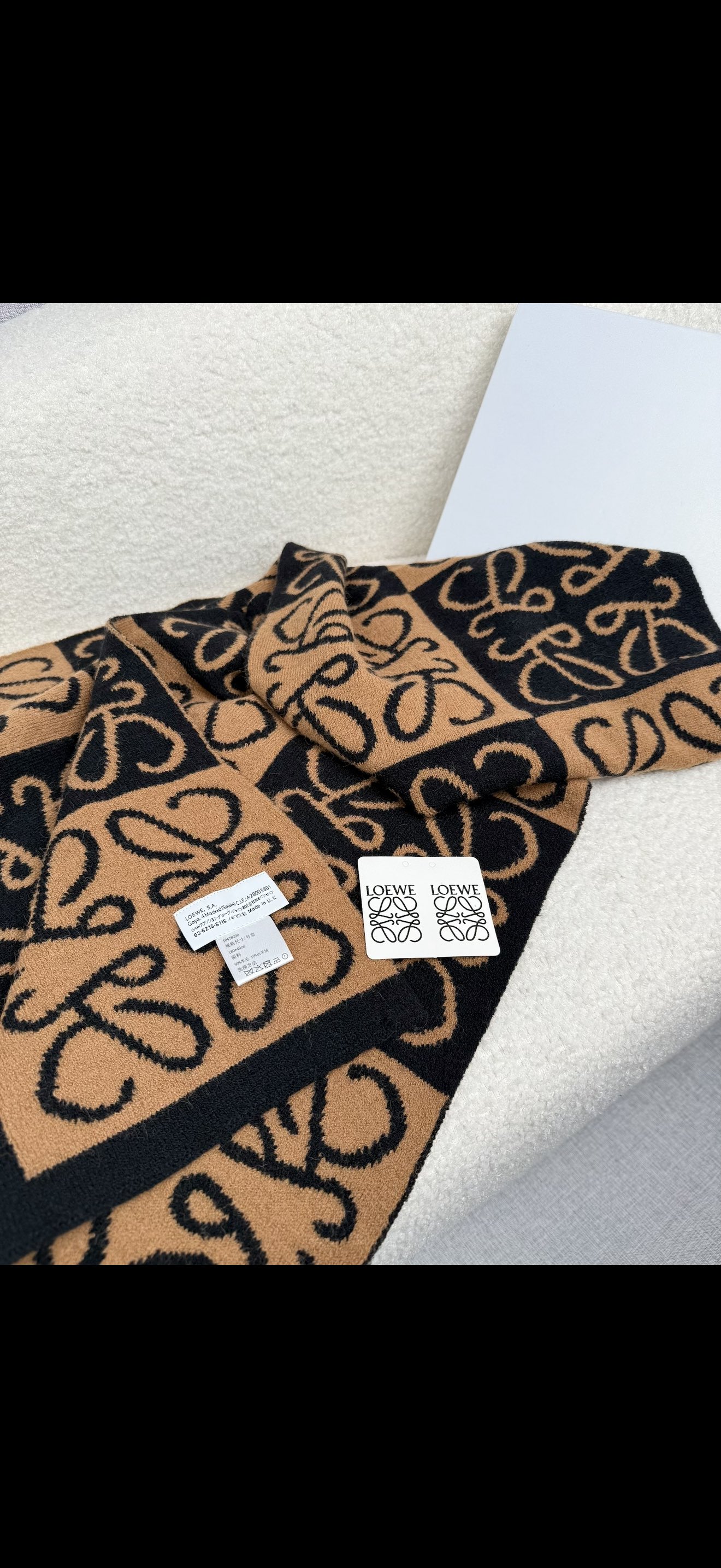 ￥。loewe。新款针织围巾！低调的奢侈感。极品柔美精英高手级别的时髦感围巾！这款loewe羊绒提花围巾