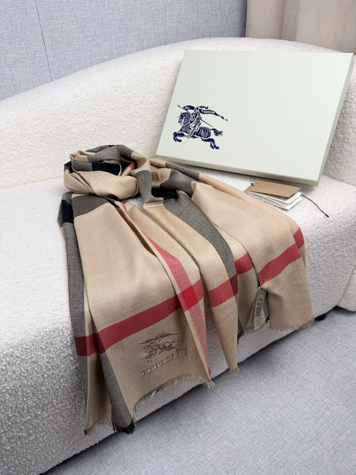 ￥。 B家。【经典驼色】永远的时髦‼️Burberry经典格薄款钻石纹丝绒围巾~难得的经典格，这样的格子