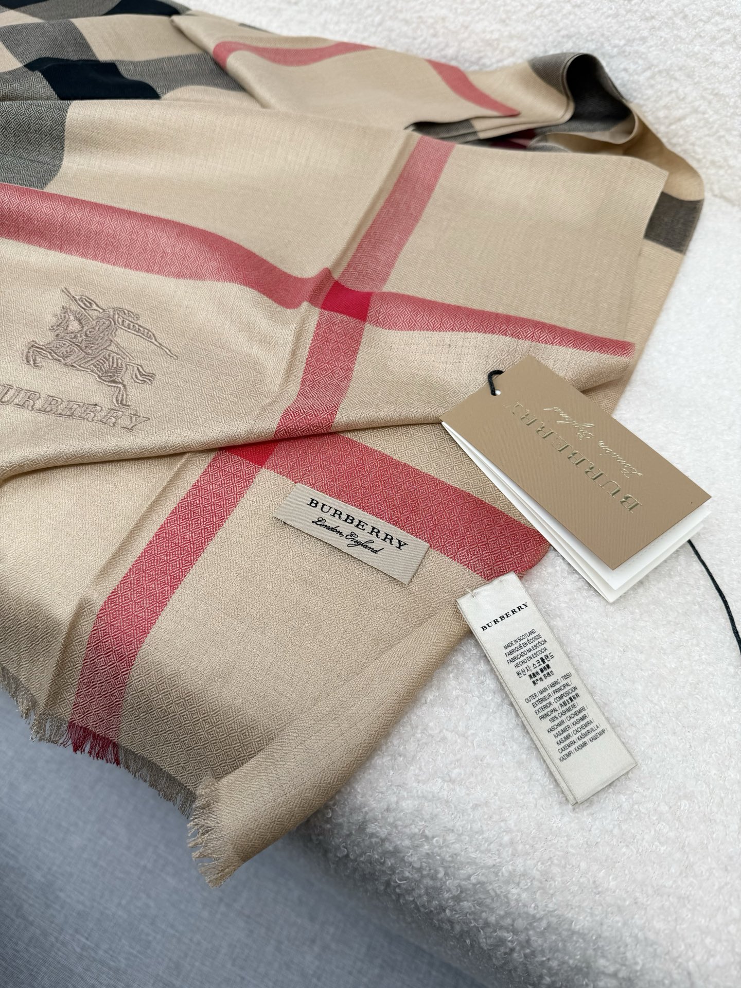 ￥。 B家。【经典驼色】永远的时髦‼️Burberry经典格薄款钻石纹丝绒围巾~难得的经典格，这样的格子