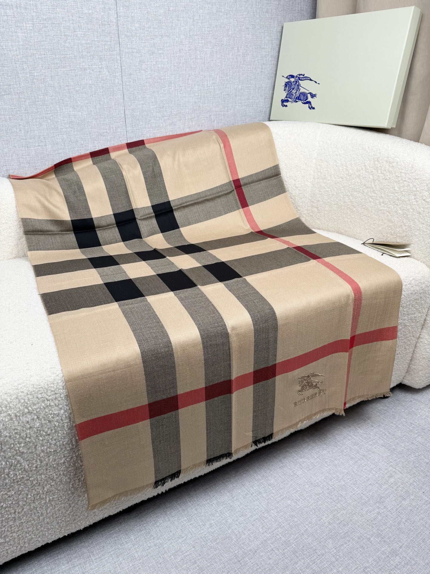 ￥。 B家。【经典驼色】永远的时髦‼️Burberry经典格薄款钻石纹丝绒围巾~难得的经典格，这样的格子