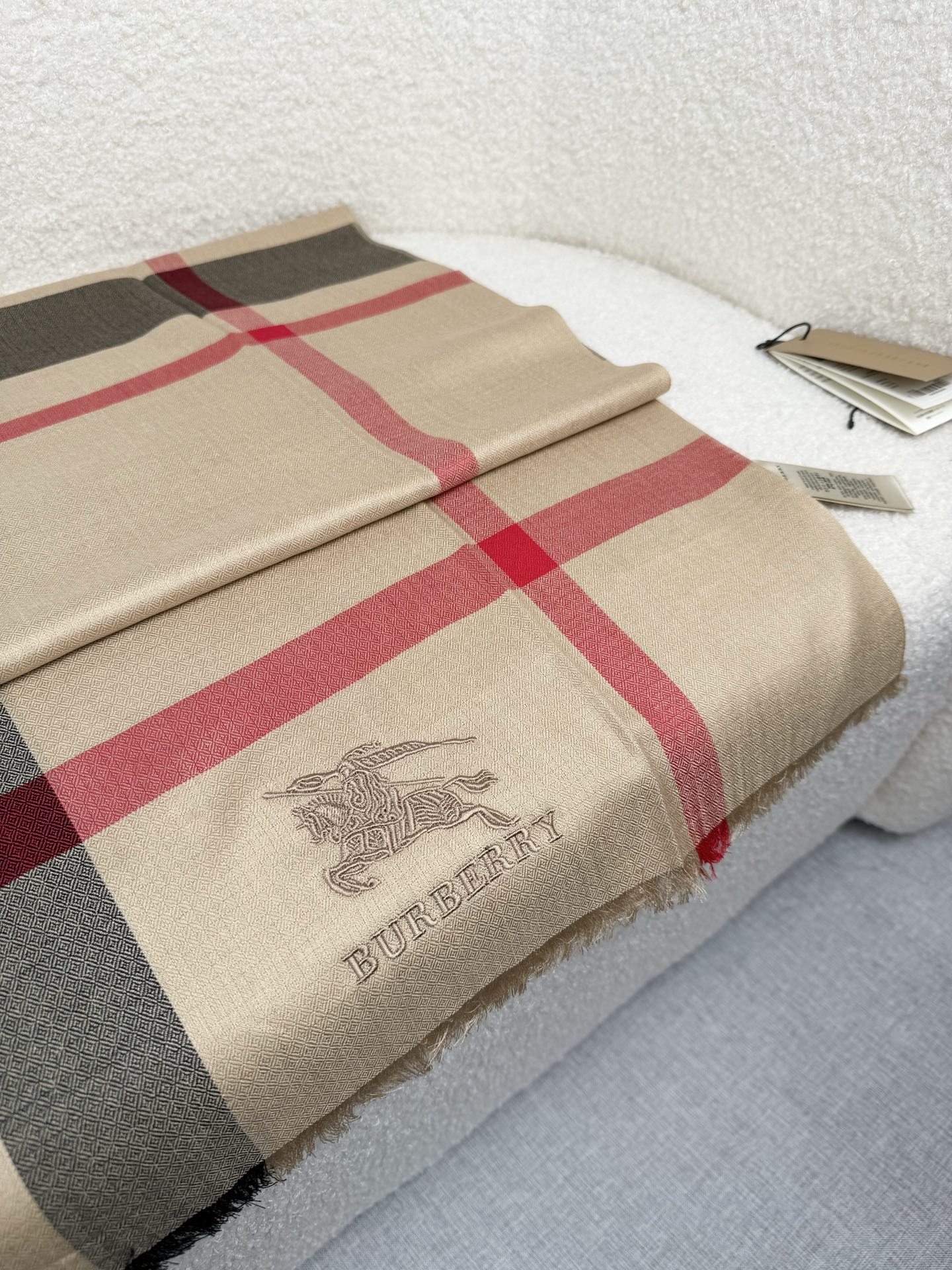 ￥。 B家。【经典驼色】永远的时髦‼️Burberry经典格薄款钻石纹丝绒围巾~难得的经典格，这样的格子