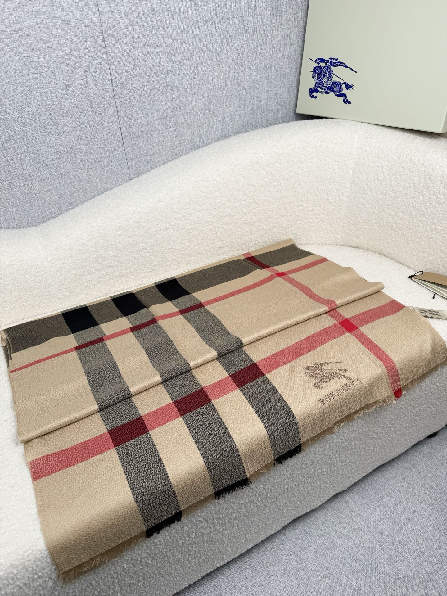 ￥。 B家。【经典驼色】永远的时髦‼️Burberry经典格薄款钻石纹丝绒围巾~难得的经典格，这样的格子