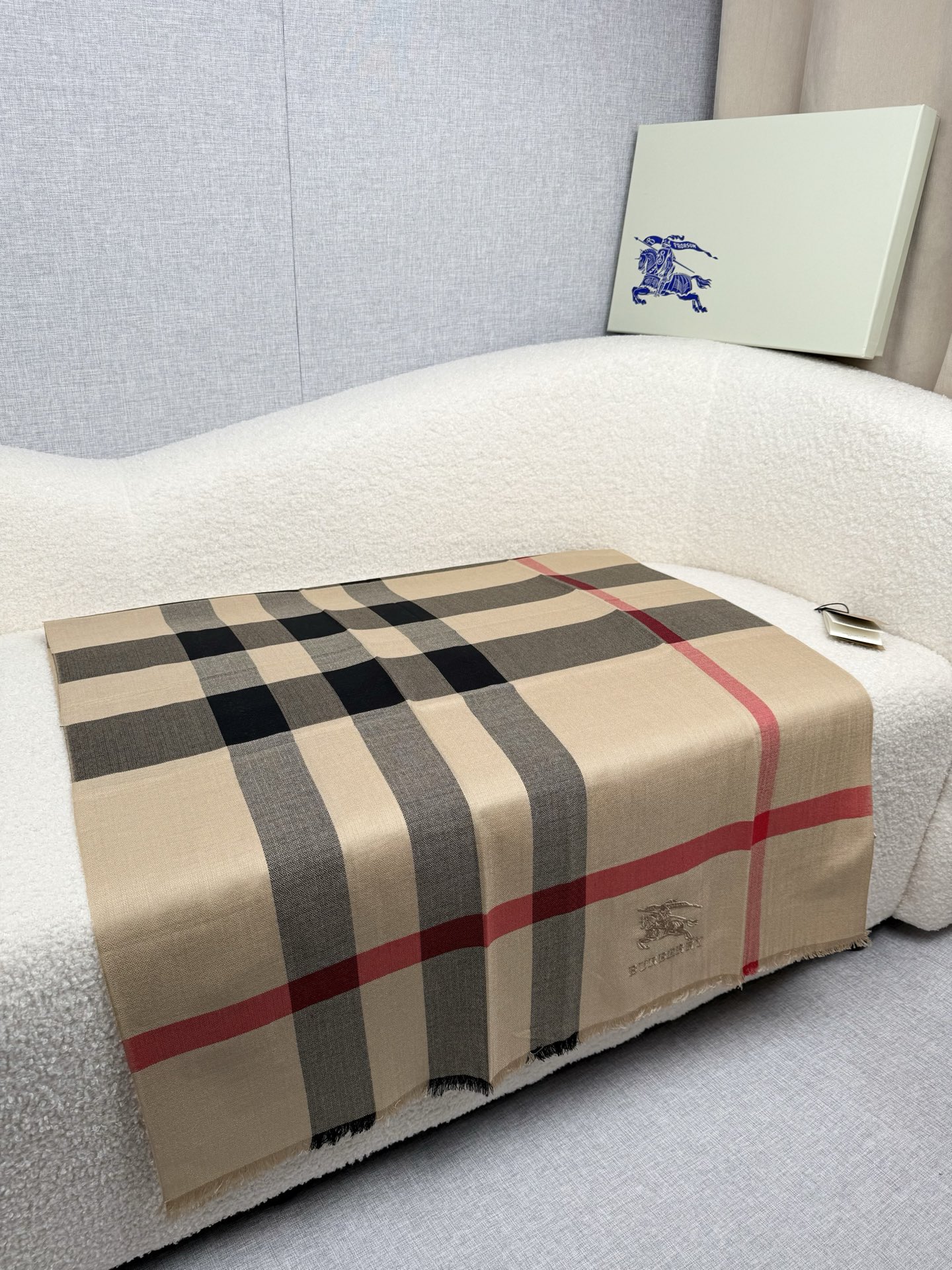 ￥。 B家。【经典驼色】永远的时髦‼️Burberry经典格薄款钻石纹丝绒围巾~难得的经典格，这样的格子