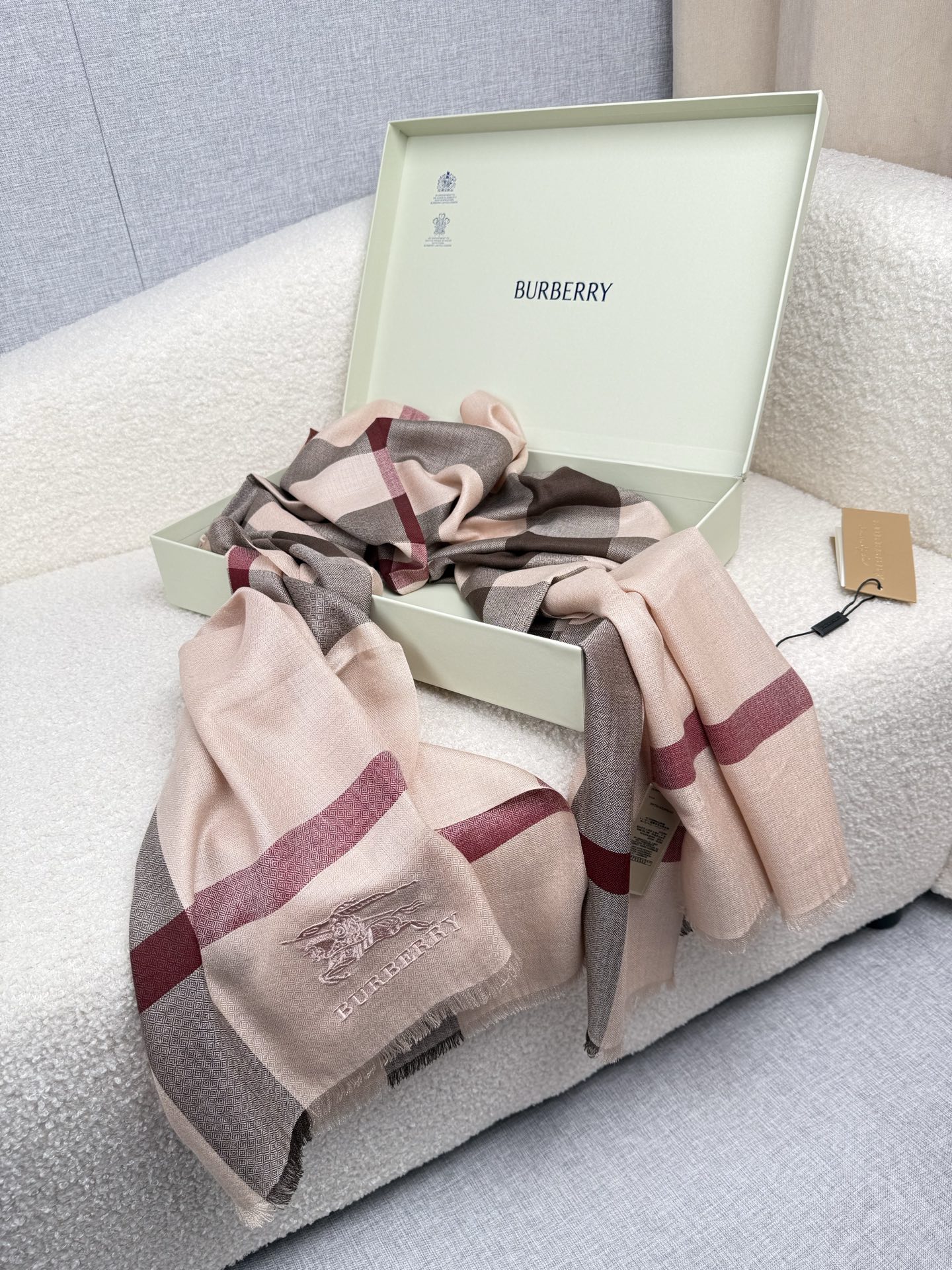 ￥。 B家。【烟熏玫瑰粉】永远的时髦‼️Burberry经典格薄款钻石纹丝绒围巾~难得的经典格，这样的格