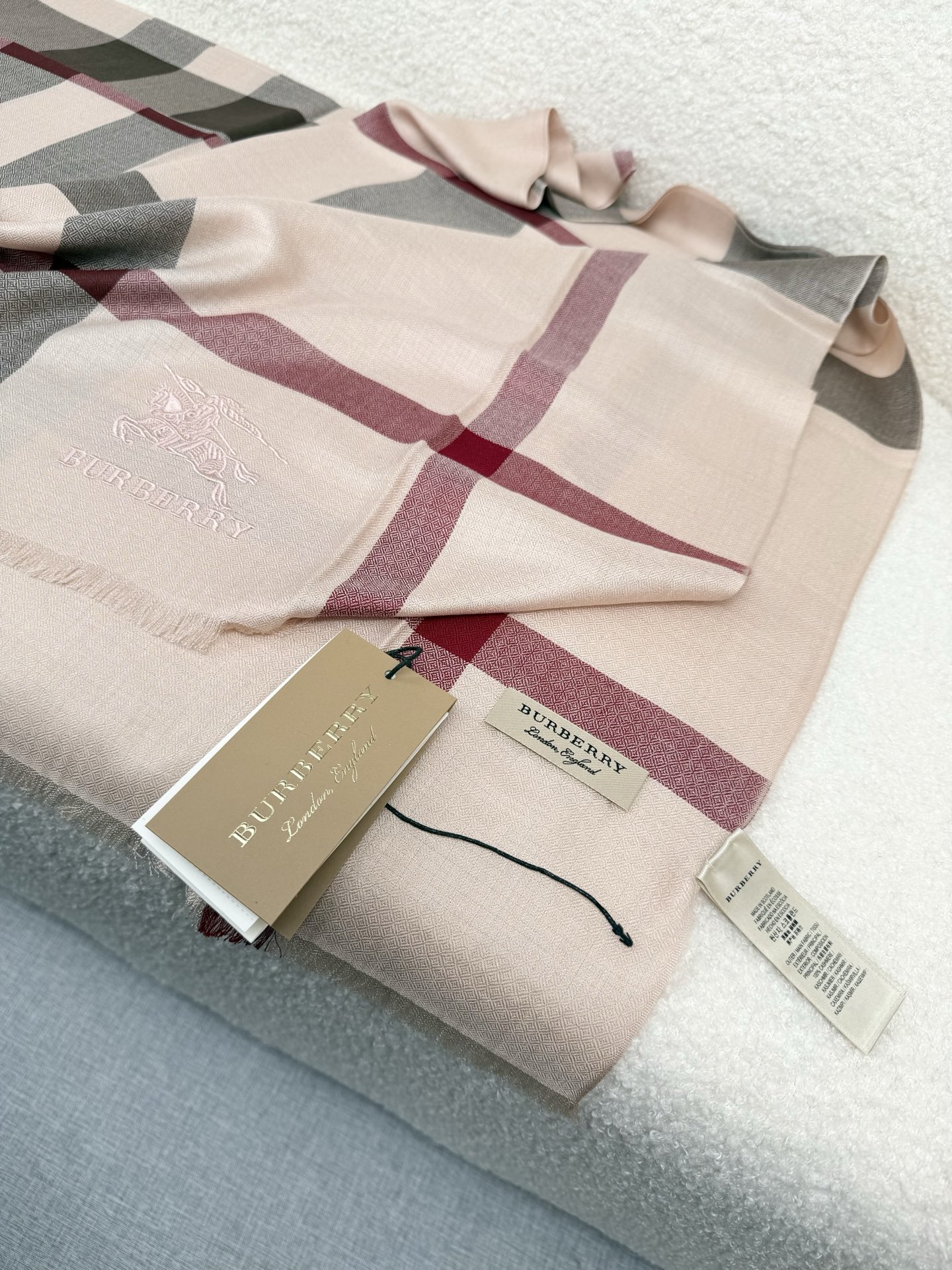 ￥。 B家。【烟熏玫瑰粉】永远的时髦‼️Burberry经典格薄款钻石纹丝绒围巾~难得的经典格，这样的格