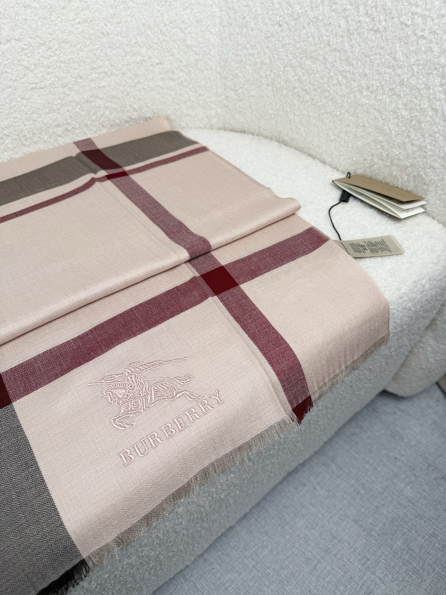 ￥。 B家。【烟熏玫瑰粉】永远的时髦‼️Burberry经典格薄款钻石纹丝绒围巾~难得的经典格，这样的格